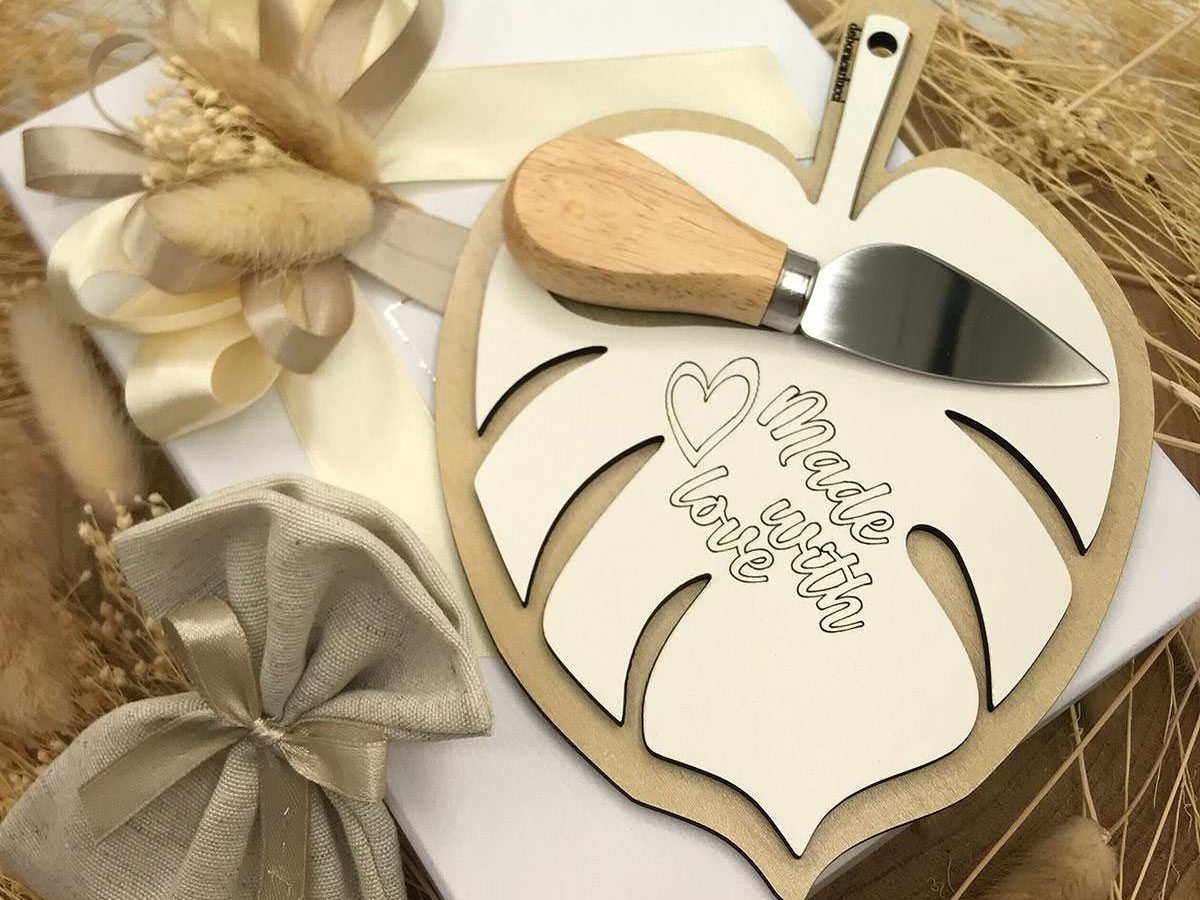 Tagliere grande con coltello - Decorazione cuori beige