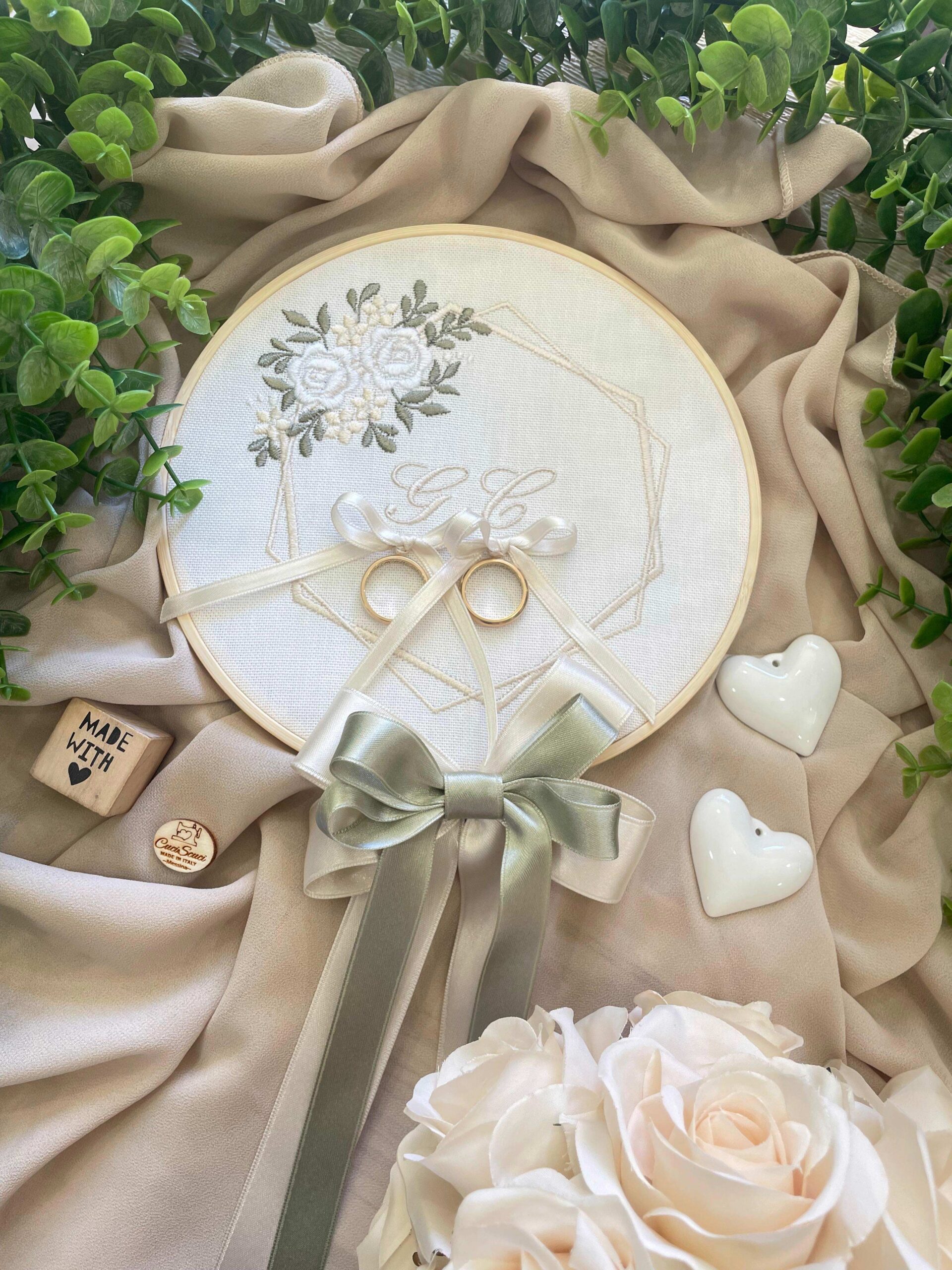 Telaio Porta Fedi Ricamato con Decoro Rose Bianche e Iniziali Ø 18