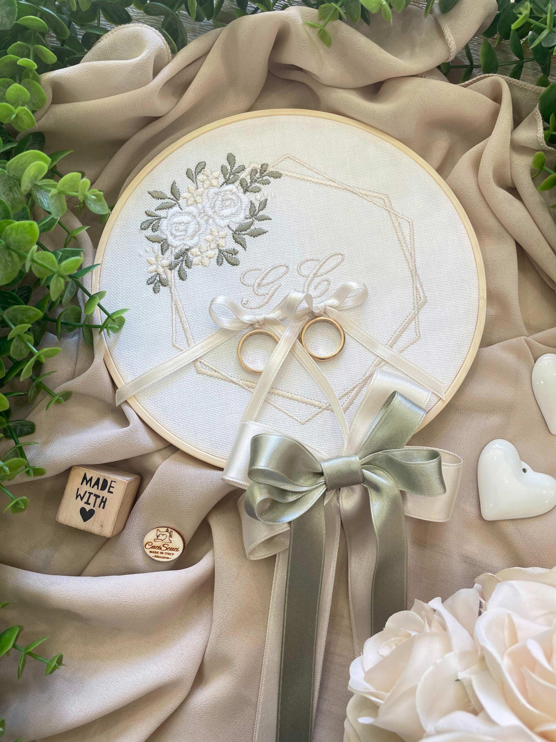 Telaio Porta Fedi Ricamato con Decoro Rose Bianche e Iniziali Ø 18 - immagine 2