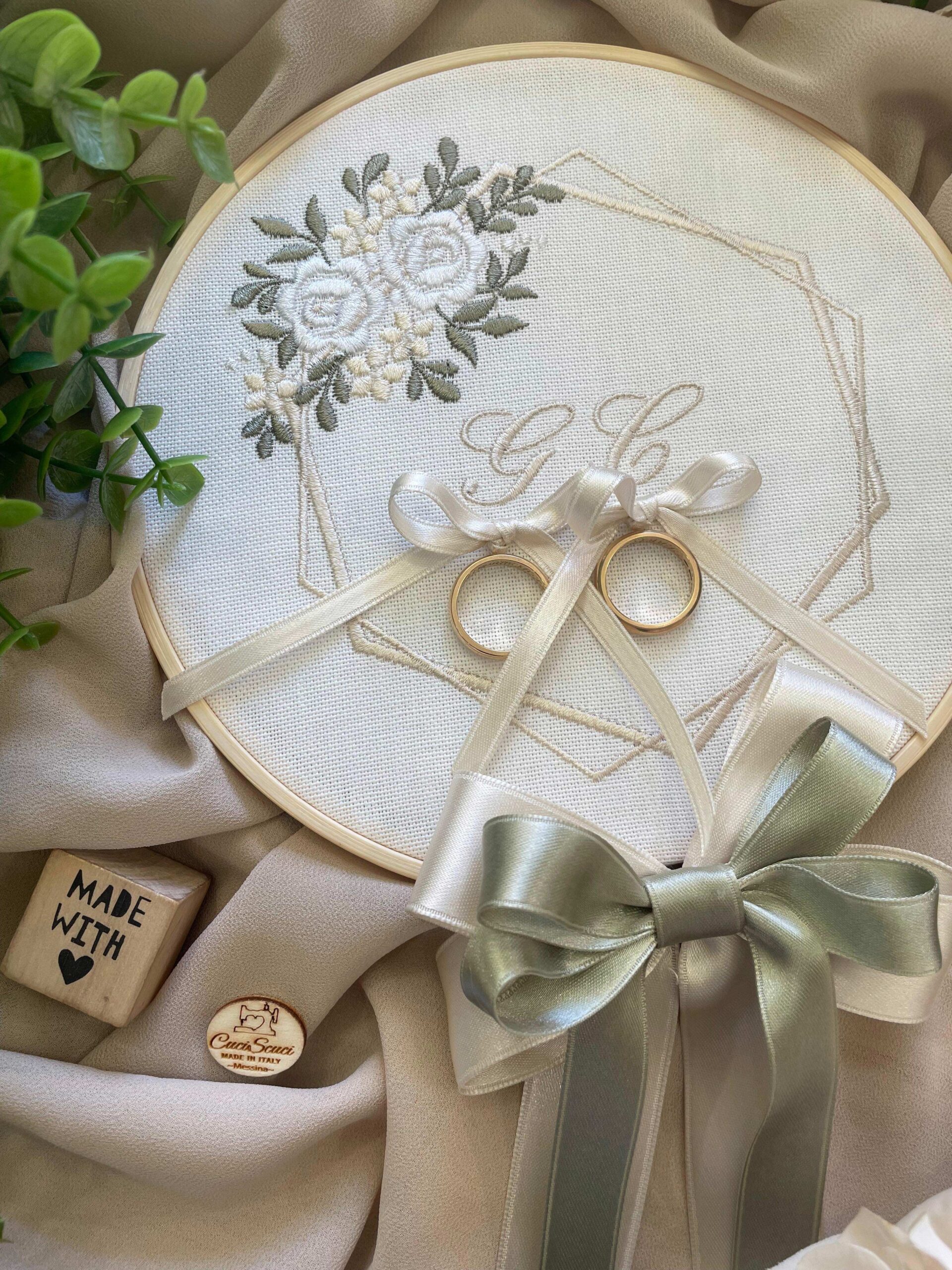 Telaio Porta Fedi Ricamato con Decoro Rose Bianche e Iniziali Ø 18 - immagine 3
