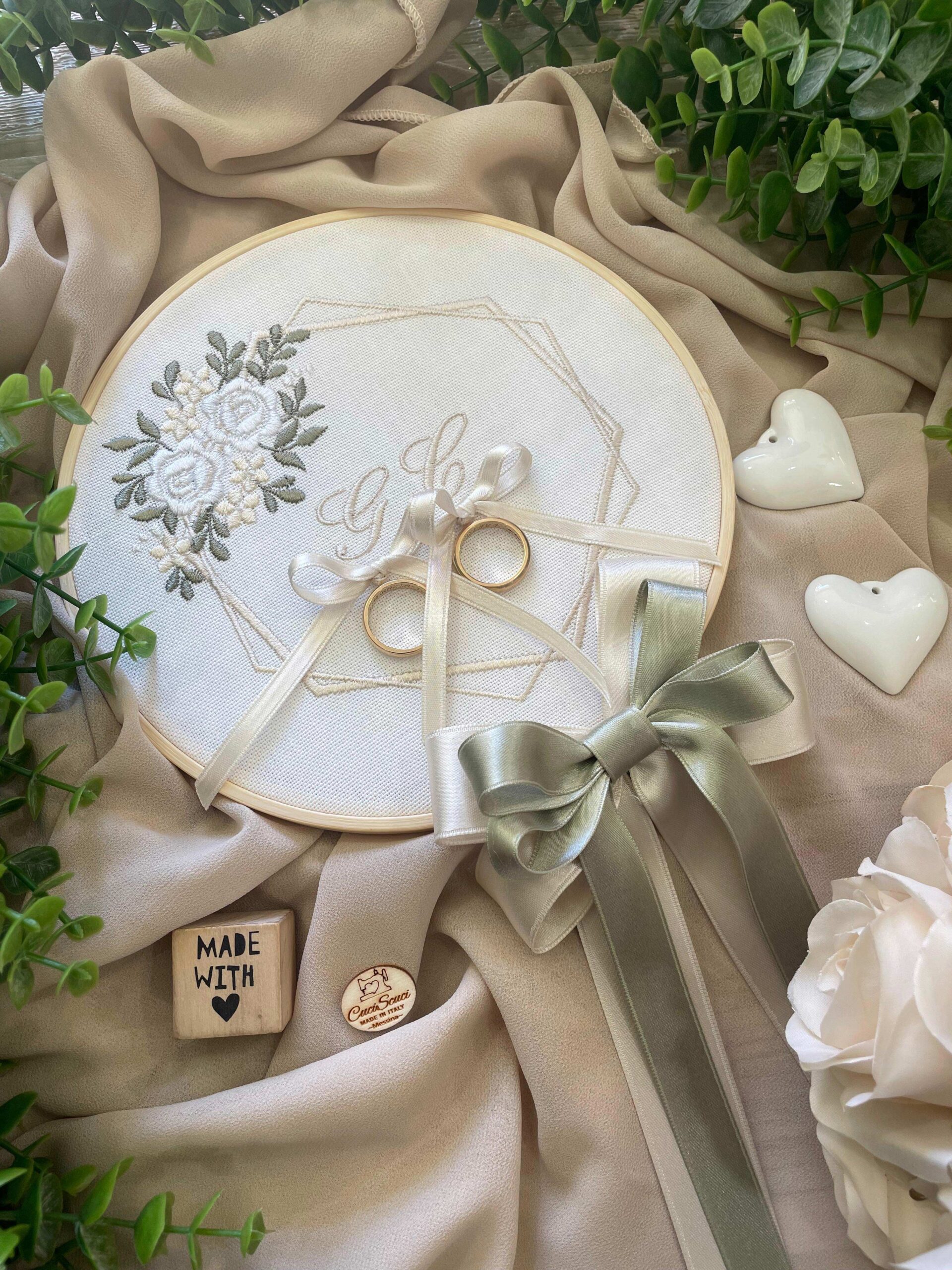 Telaio Porta Fedi Ricamato con Decoro Rose Bianche e Iniziali Ø 18 - immagine 4