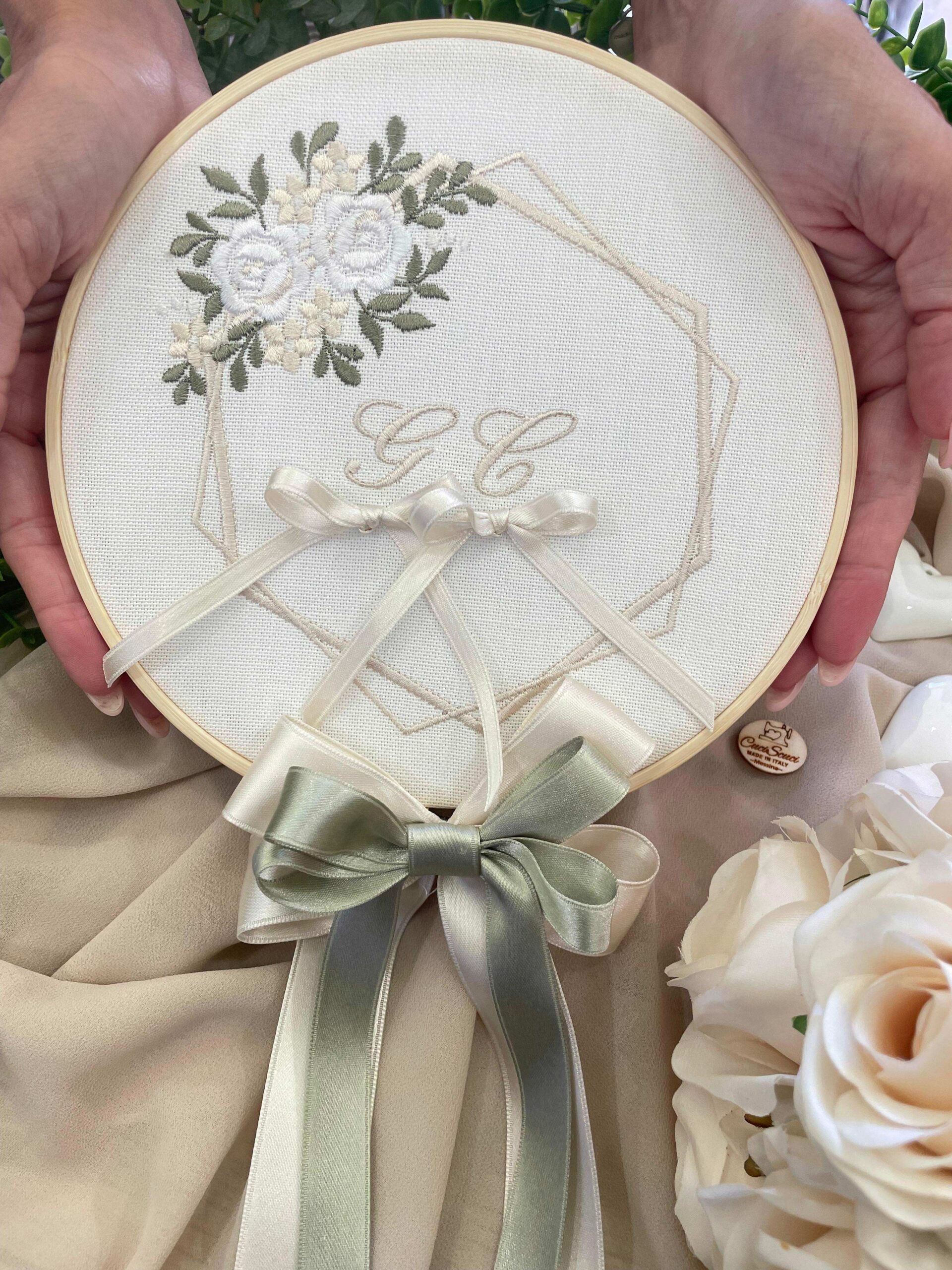 Telaio Porta Fedi Ricamato con Decoro Rose Bianche e Iniziali Ø 18 - immagine 5