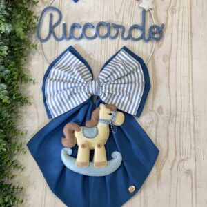 Fiocco Nascita Azzurro con Nome in Tricotin e Cavallo a Dondolo