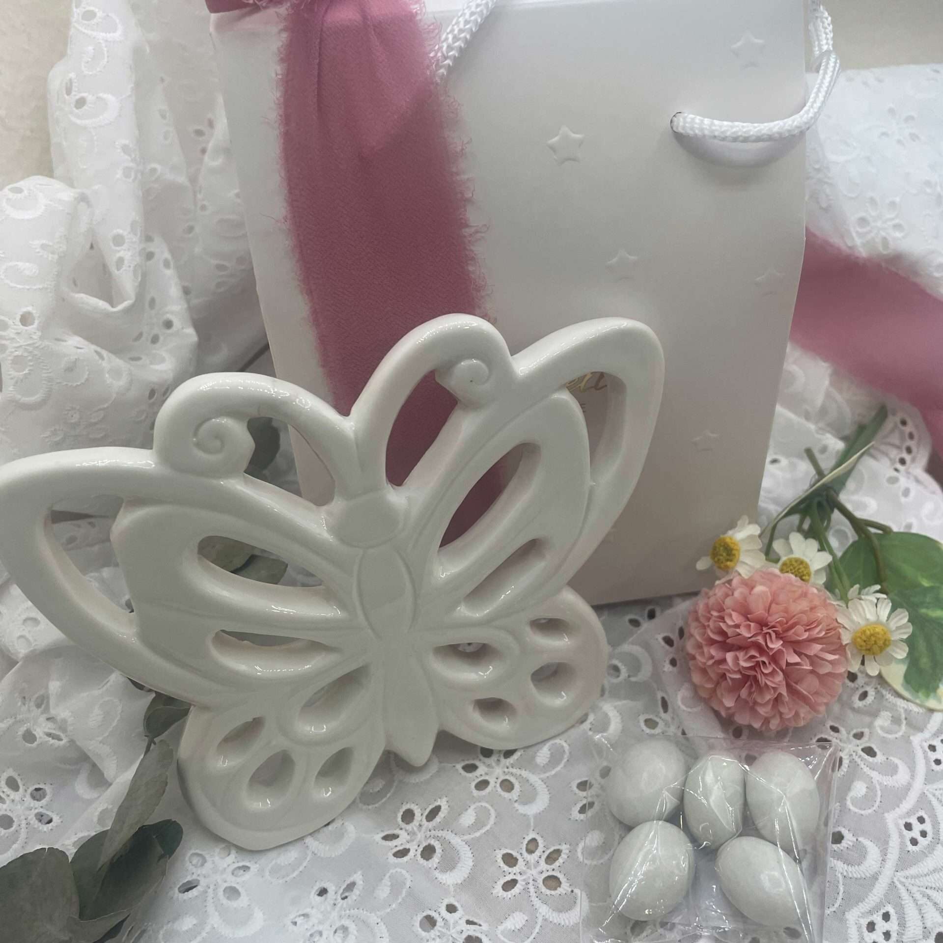 Ganz - Ornamento A Forma Di Farfalla In Zinco Con Scritta 'L'amore Di Una Nonna è Per Sempre' E Nastro In Organza Bianco