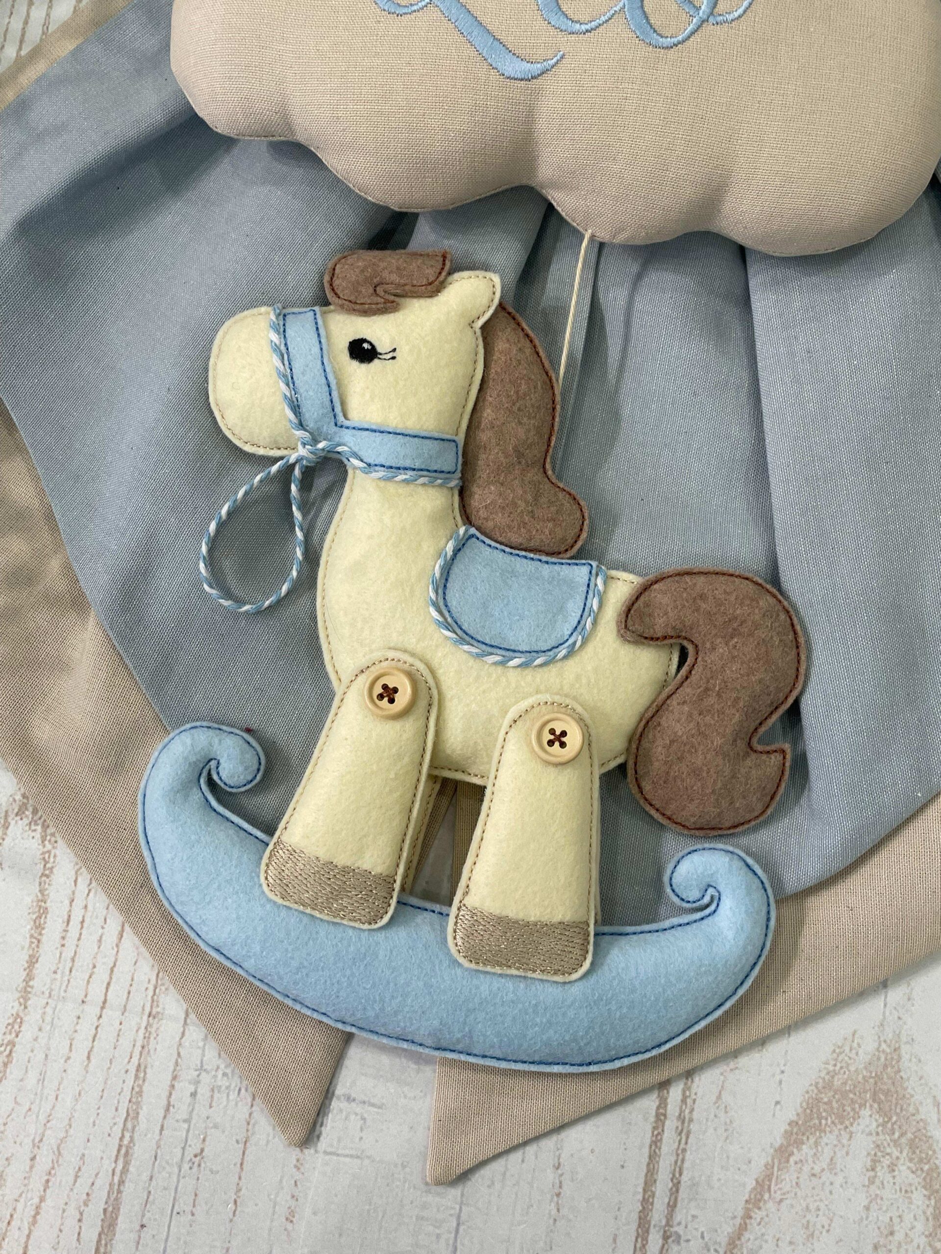 Fiocco Nascita Bimbo Nuvola e Mandorla con Ricamo e Cavallo a Dondolo - immagine 4