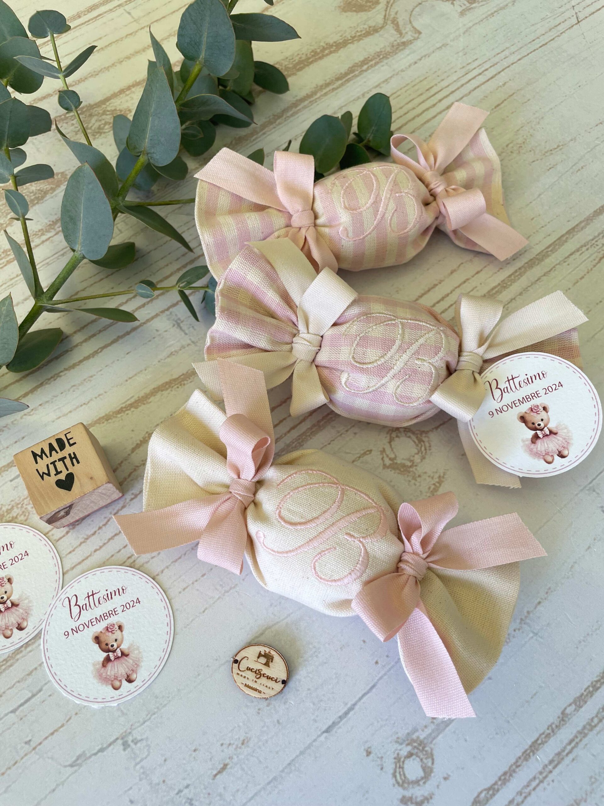 Sacchetto Sartoriale Caramella Rosa Cipria e Panna con Ricamo Iniziale e Tag Personalizzato - immagine 6