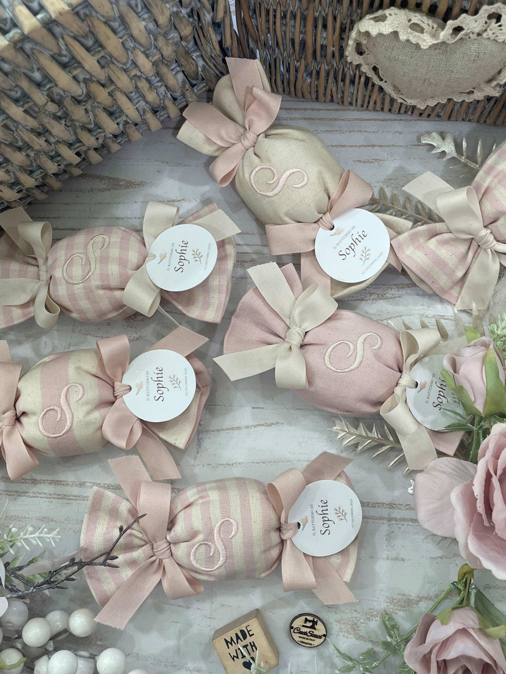 Sacchetto Sartoriale Caramella Rosa Cipria e Panna con Ricamo Iniziale e Tag Personalizzato - immagine 3