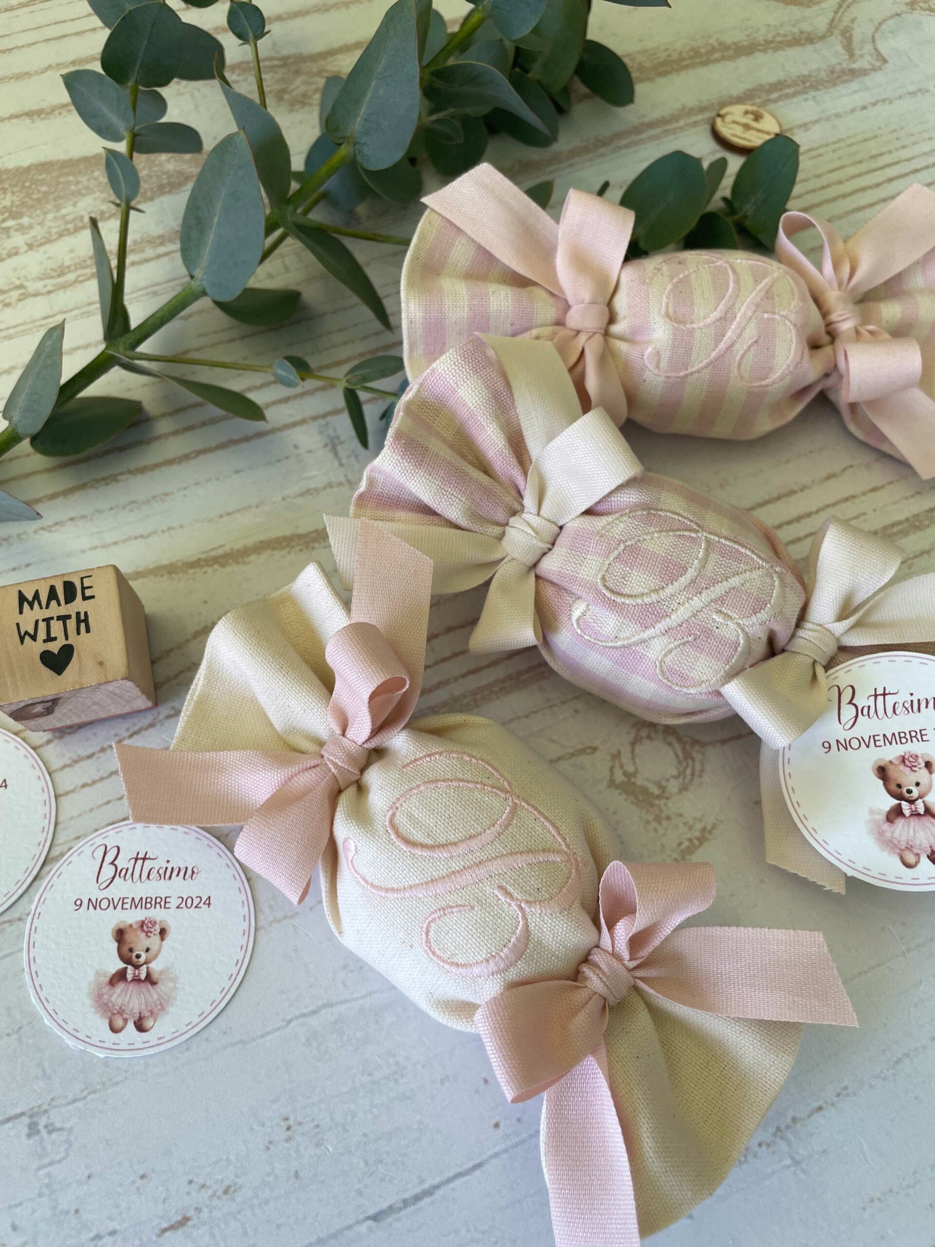 Sacchetto Sartoriale Caramella Rosa Cipria e Panna con Ricamo Iniziale e Tag Personalizzato - immagine 7