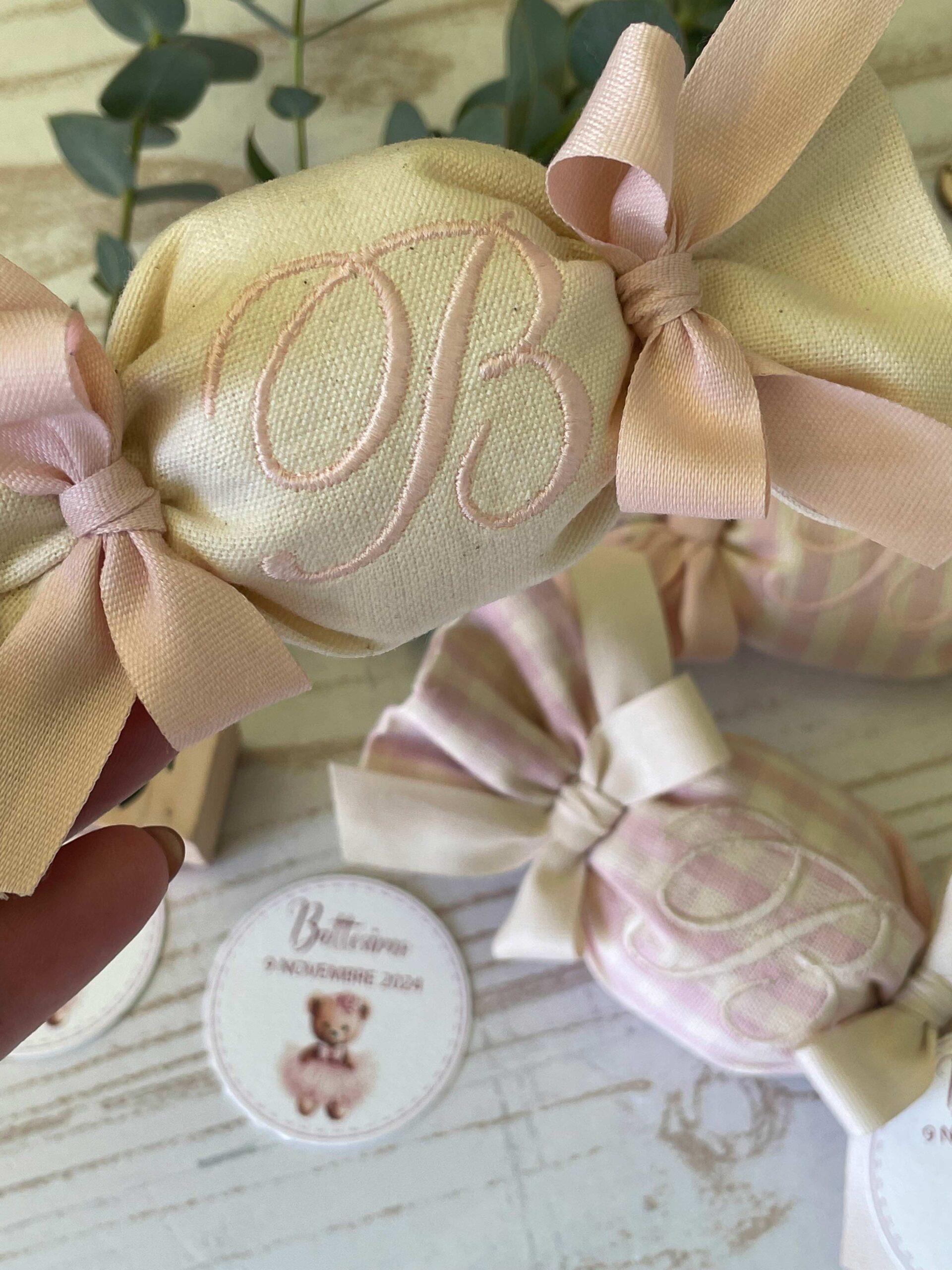 Sacchetto Sartoriale Caramella Rosa Cipria e Panna con Ricamo Iniziale e Tag Personalizzato - immagine 8