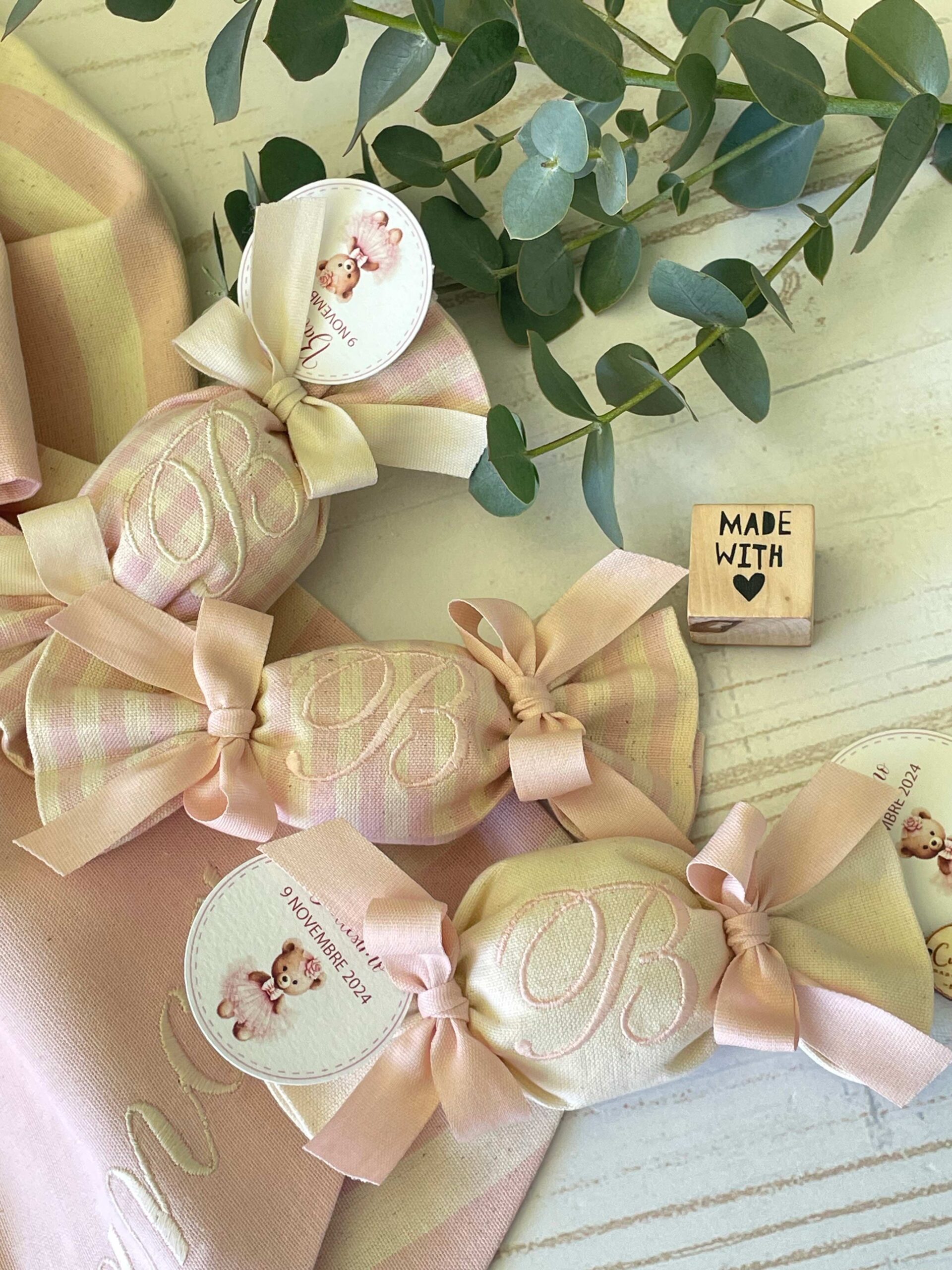 Sacchetto Sartoriale Caramella Rosa Cipria e Panna con Ricamo Iniziale e Tag Personalizzato - immagine 9