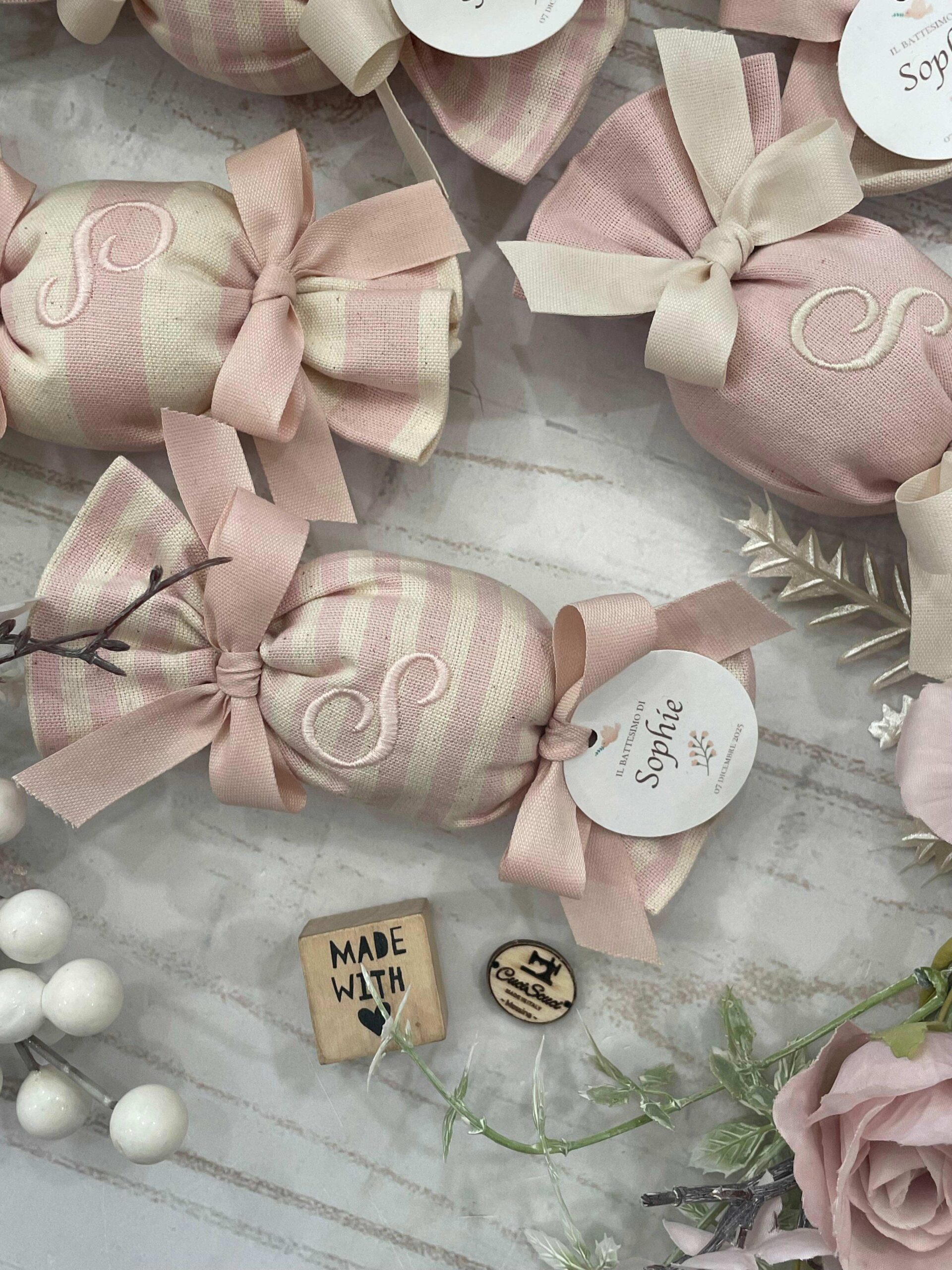 Sacchetto Sartoriale Caramella Rosa Cipria e Panna con Ricamo Iniziale e Tag Personalizzato - immagine 4