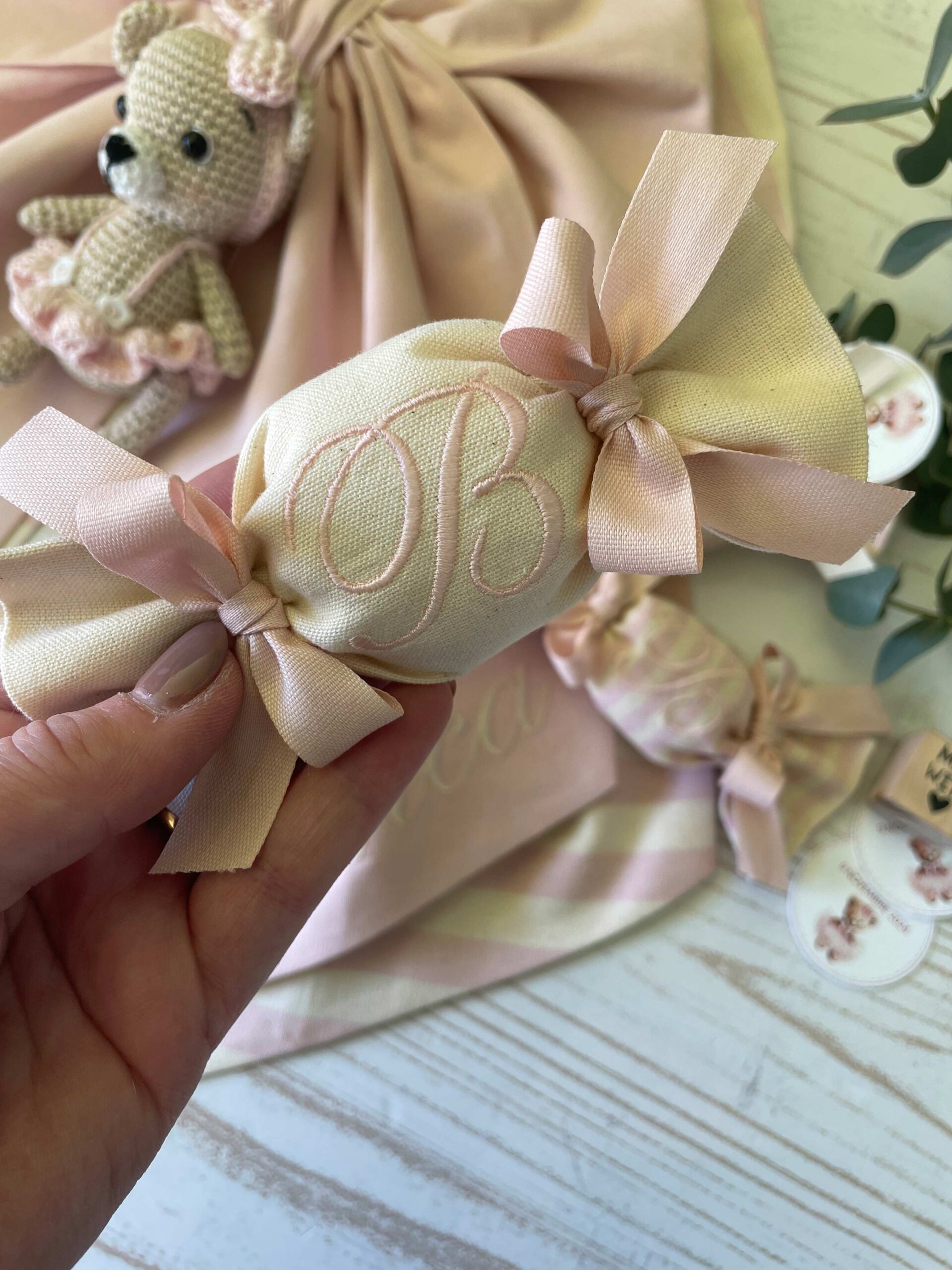 Sacchetto Sartoriale Caramella Rosa Cipria e Panna con Ricamo Iniziale e Tag Personalizzato - immagine 10