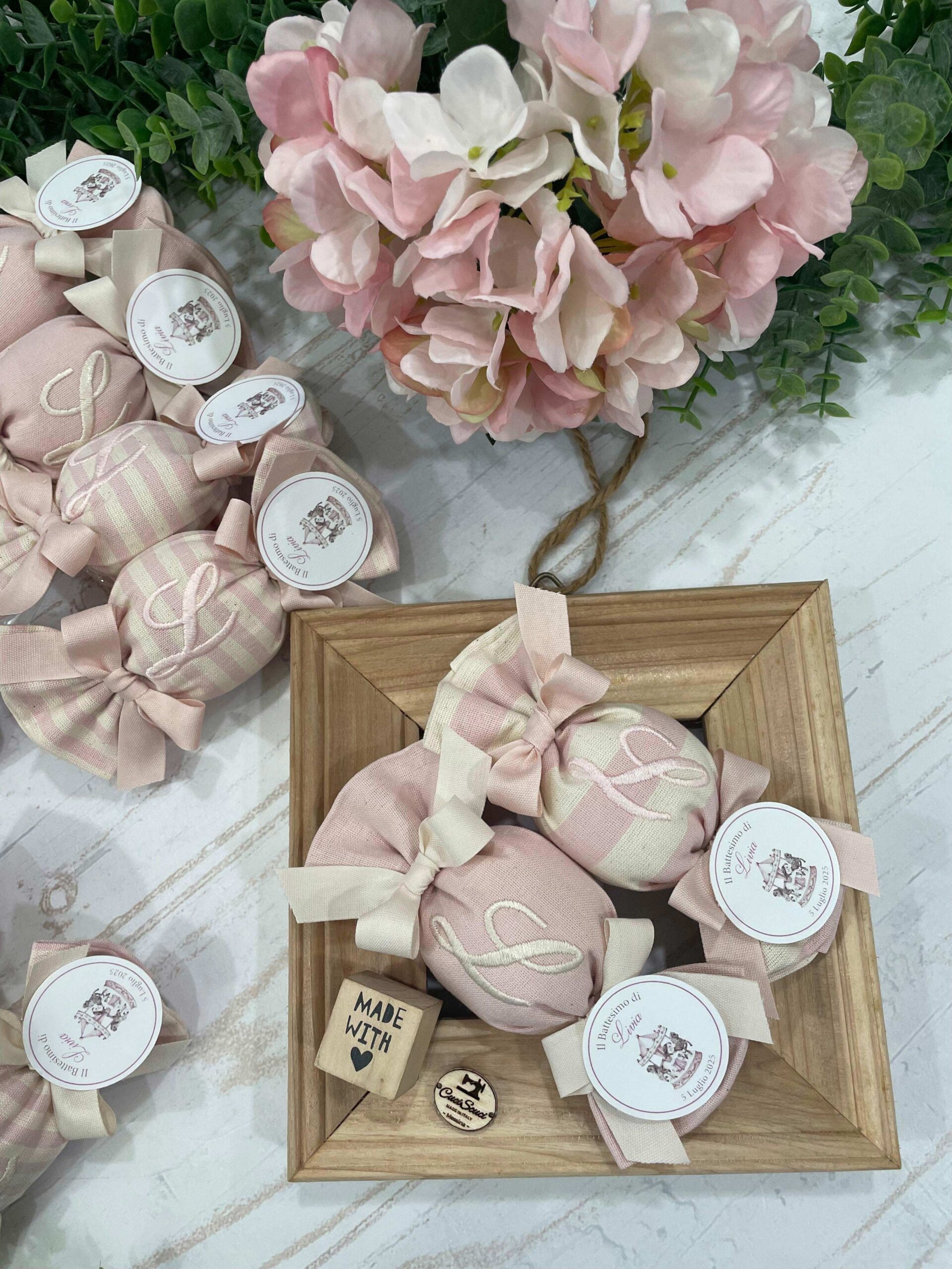 Sacchetto Sartoriale Caramella Rosa Cipria e Panna con Ricamo Iniziale e Tag Personalizzato - immagine 25