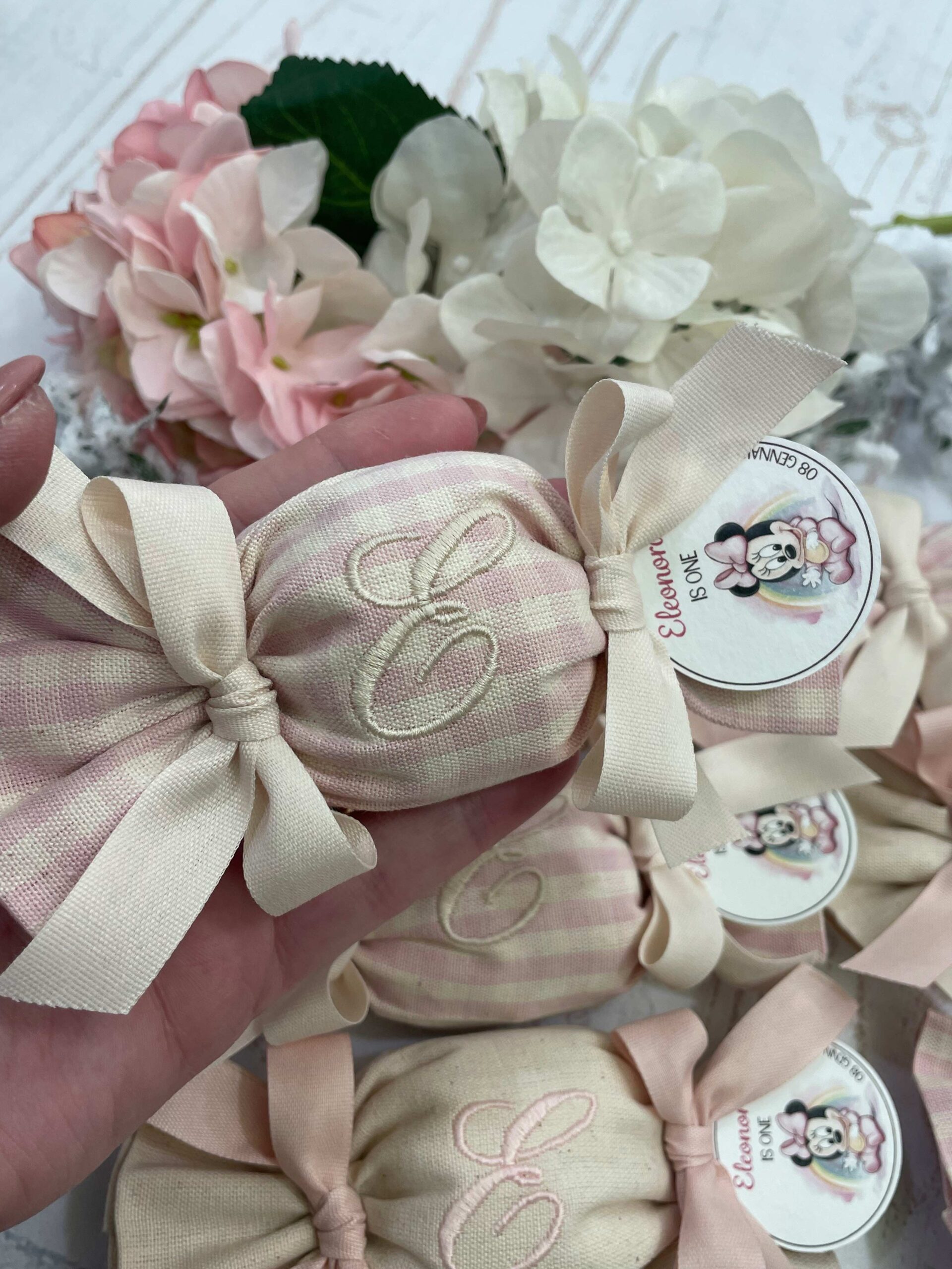 Sacchetto Sartoriale Caramella Rosa Cipria e Panna con Ricamo Iniziale e Tag Personalizzato - immagine 13