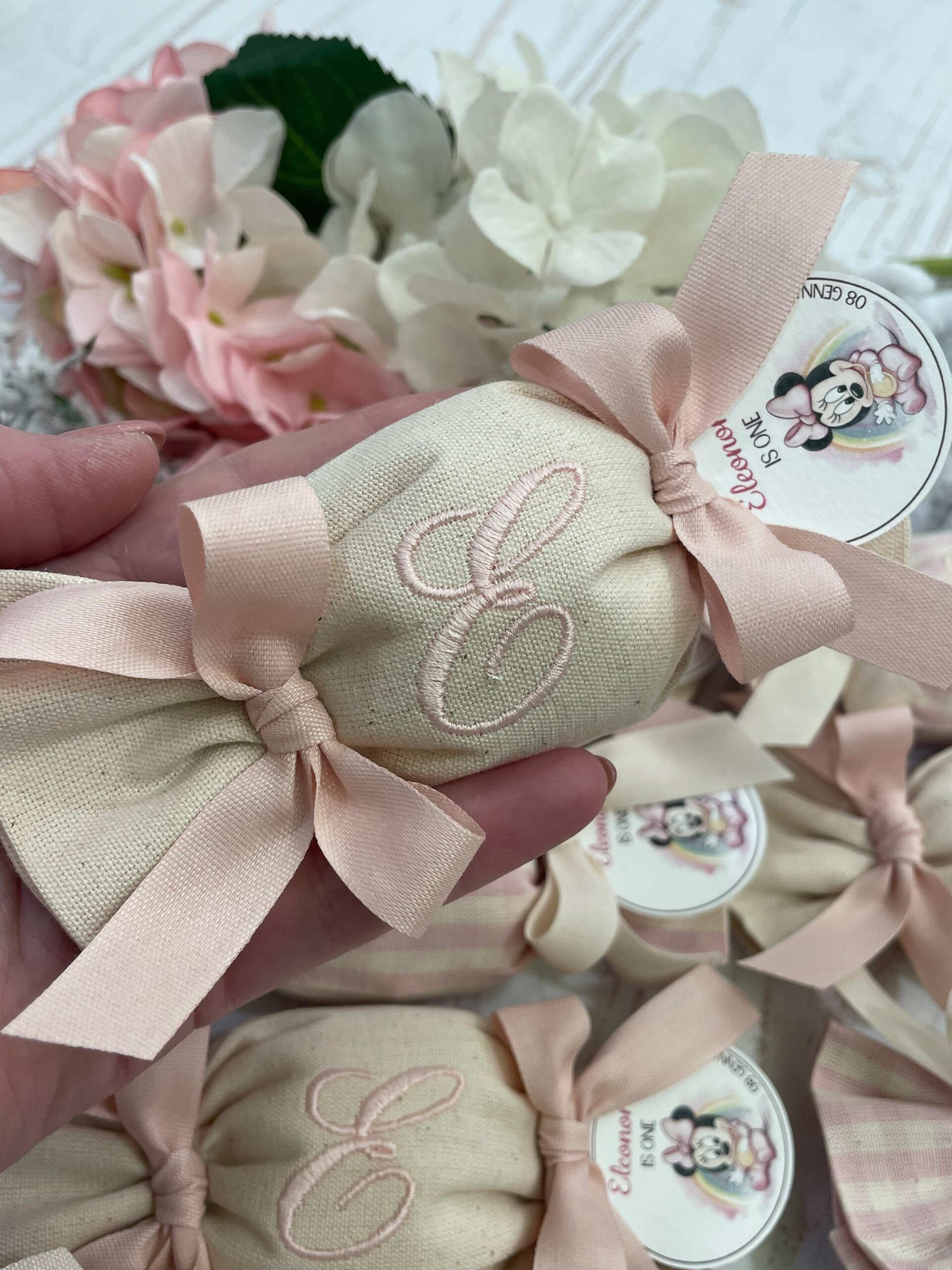 Sacchetto Sartoriale Caramella Rosa Cipria e Panna con Ricamo Iniziale e Tag Personalizzato - immagine 14