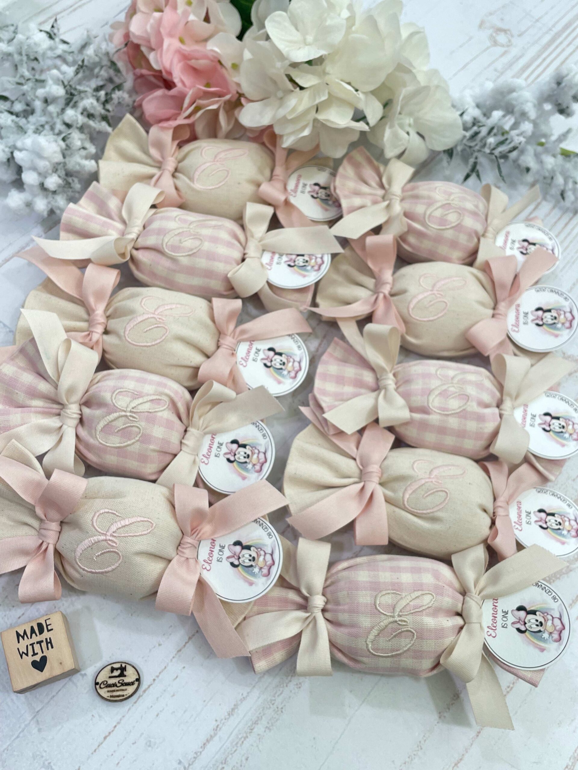 Sacchetto Sartoriale Caramella Rosa Cipria e Panna con Ricamo Iniziale e Tag Personalizzato - immagine 15