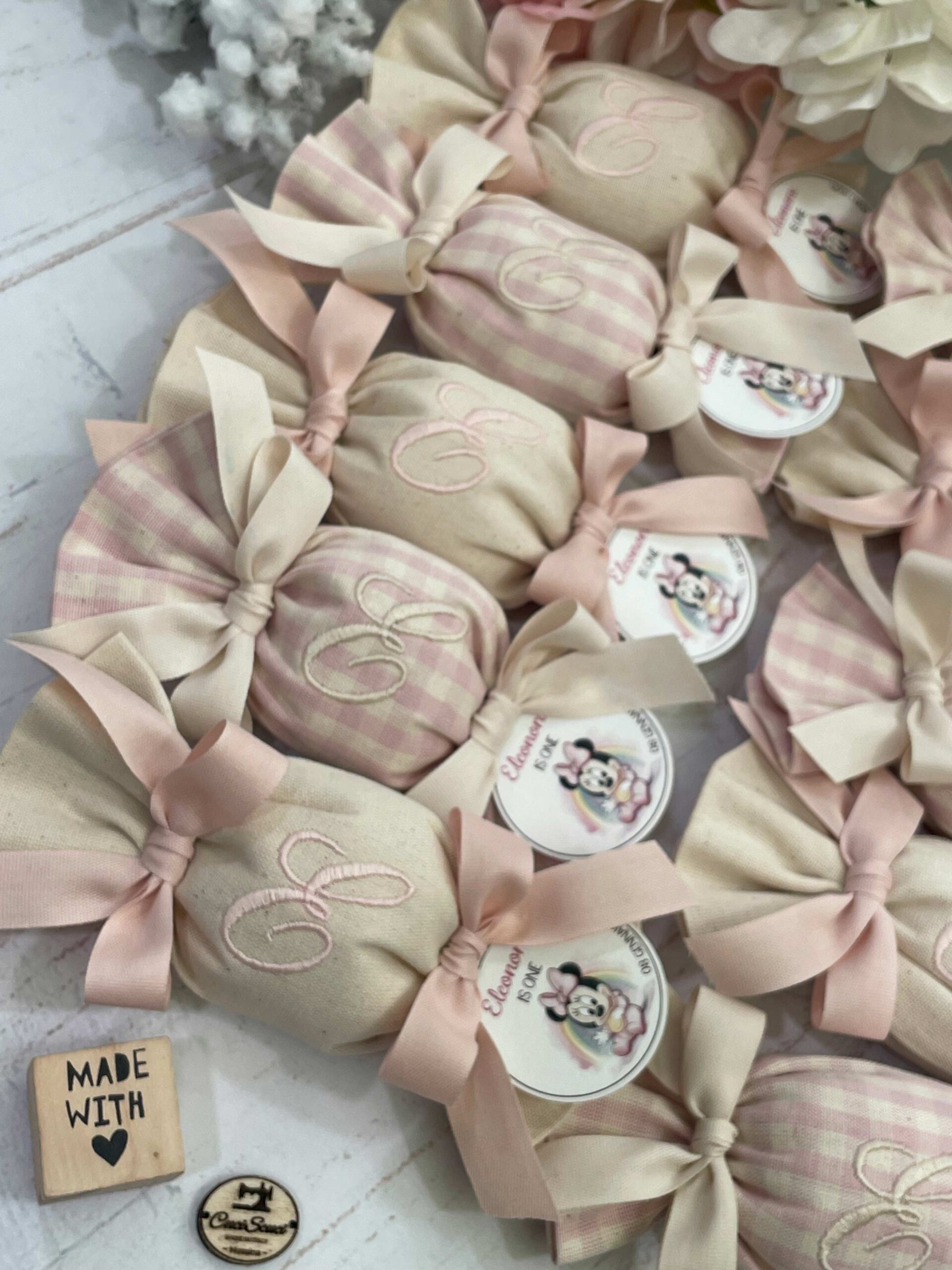 Sacchetto Sartoriale Caramella Rosa Cipria e Panna con Ricamo Iniziale e Tag Personalizzato - immagine 16