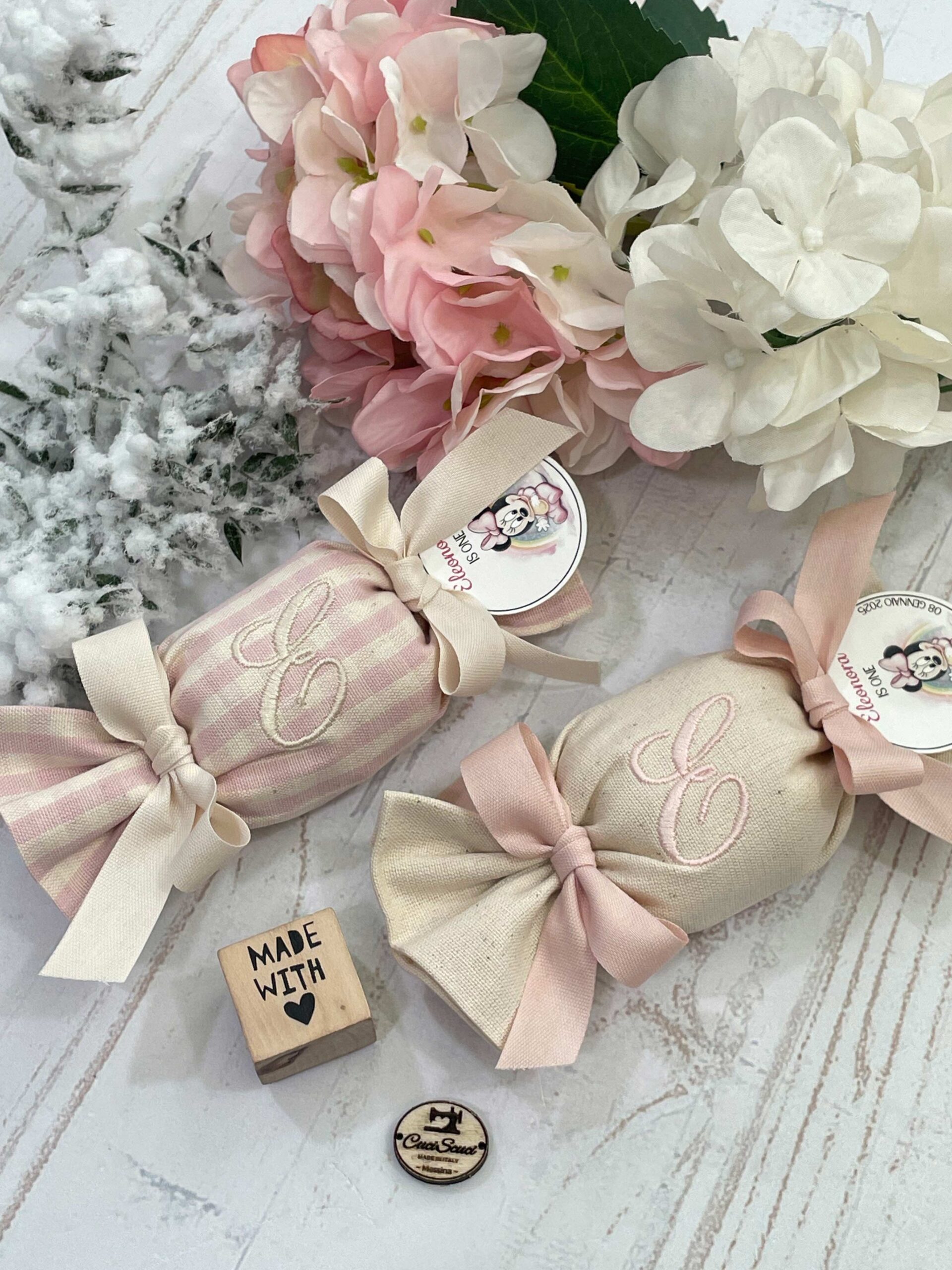 Sacchetto Sartoriale Caramella Rosa Cipria e Panna con Ricamo Iniziale e Tag Personalizzato - immagine 17