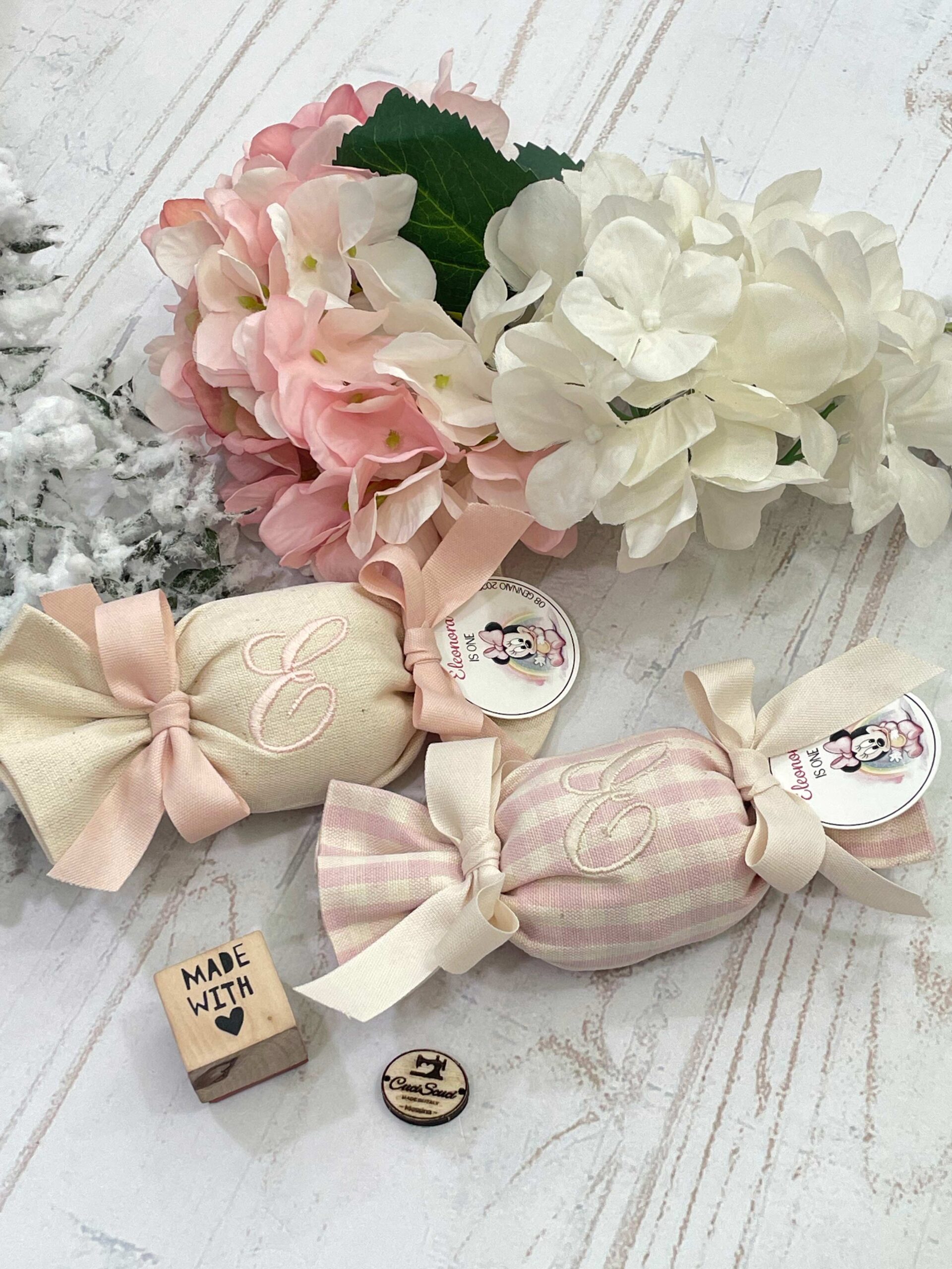 Sacchetto Sartoriale Caramella Rosa Cipria e Panna con Ricamo Iniziale e Tag Personalizzato - immagine 18