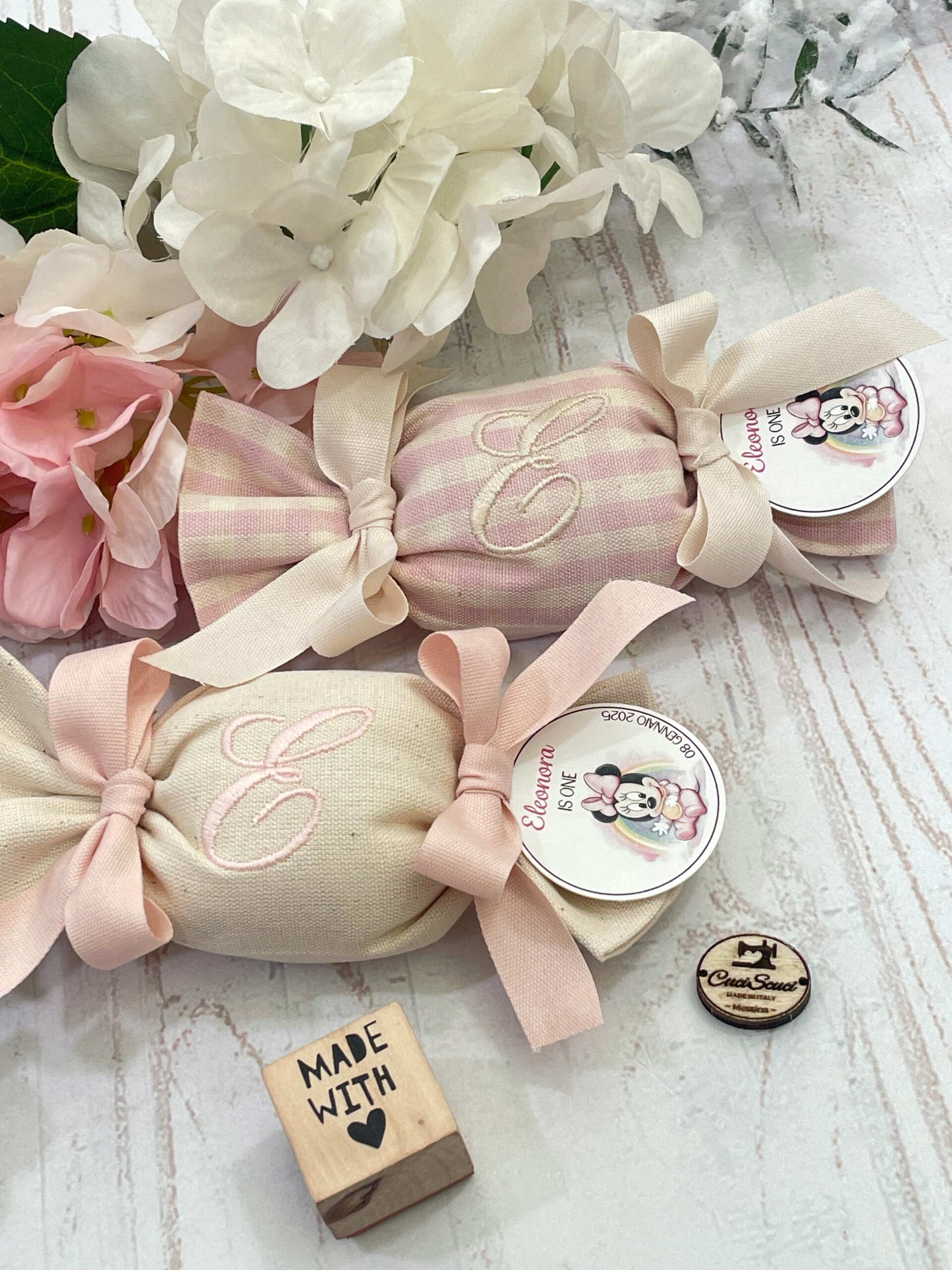 Sacchetto Sartoriale Caramella Rosa Cipria e Panna con Ricamo Iniziale e Tag Personalizzato - immagine 19