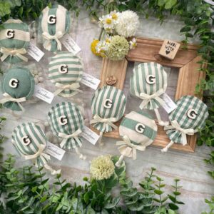 Mini Palloncino Verde e Panna con Iniziale in Legno e Tag Personalizzato