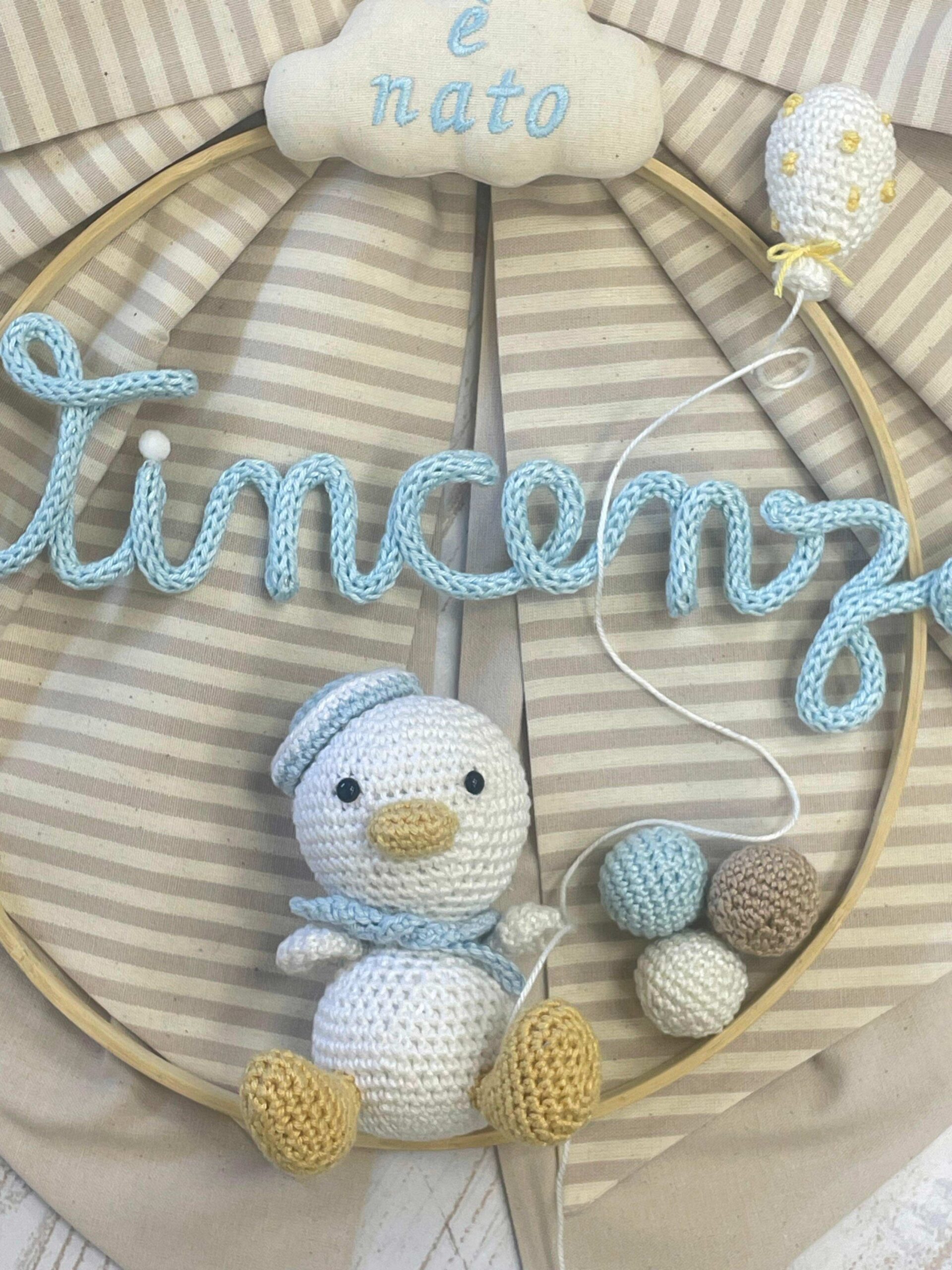 Fiocco Nascita Mandorla con Doppio Fiocco, Telaio con Nome in Tricotin e Paperotto Amigurumi - immagine 2
