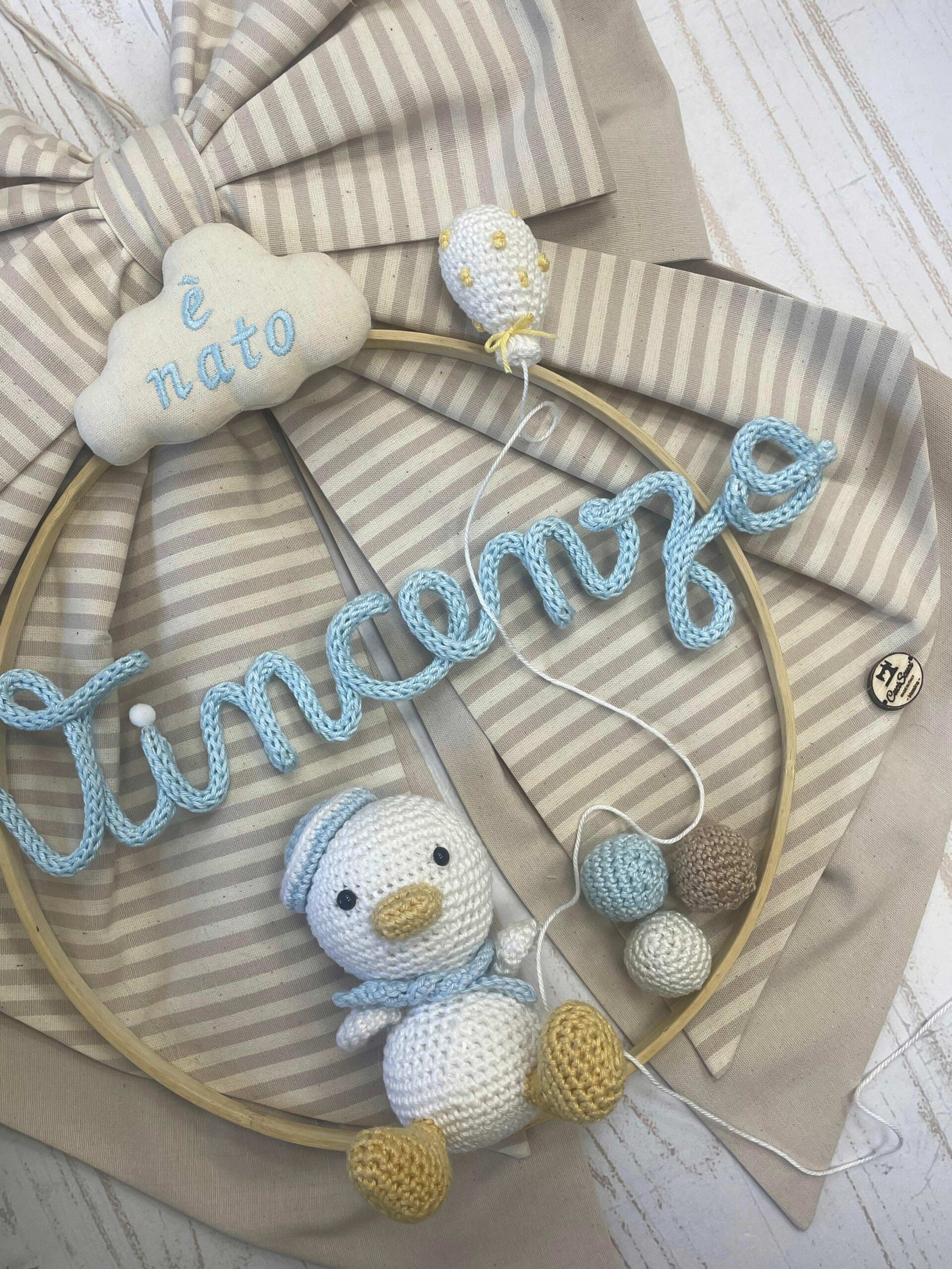 Fiocco Nascita Mandorla con Doppio Fiocco, Telaio con Nome in Tricotin e Paperotto Amigurumi - immagine 3