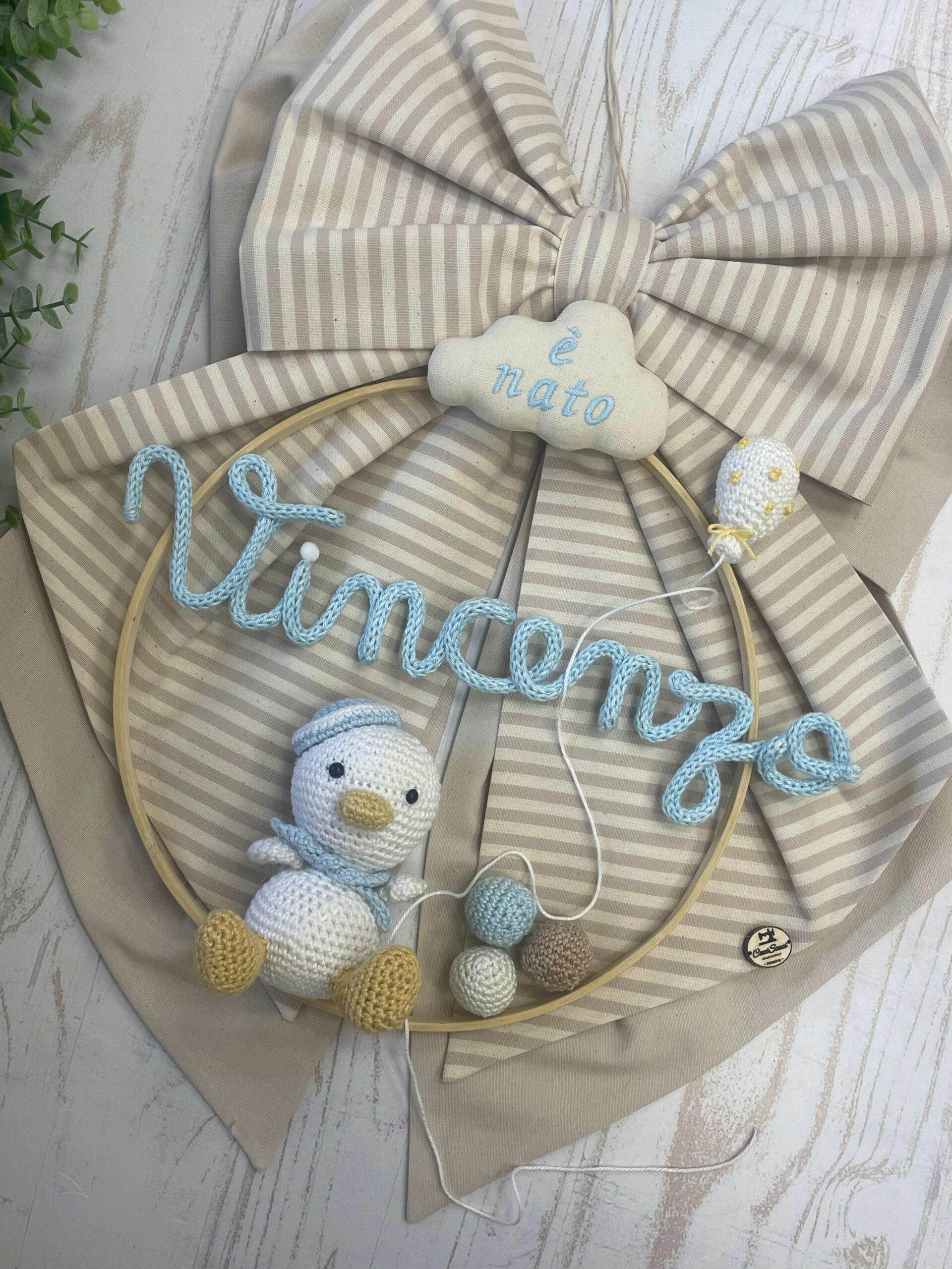 Fiocco Nascita Mandorla con Doppio Fiocco, Telaio con Nome in Tricotin e Paperotto Amigurumi - immagine 4