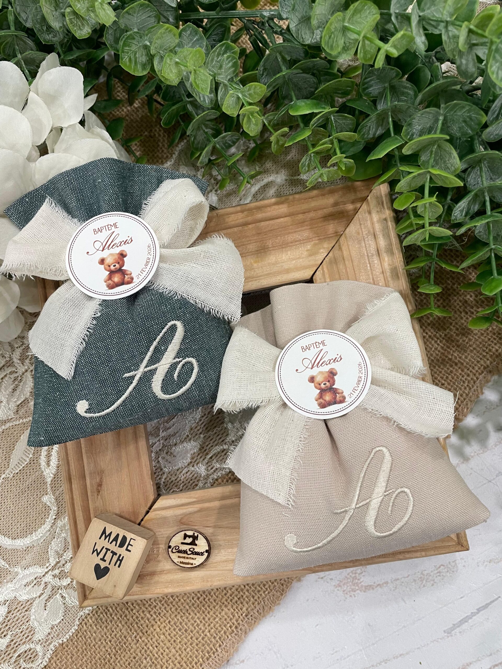 Sacchetto Sartoriale Verdone e Mandorla con Ricamo Iniziale e Tag Personalizzato - immagine 3