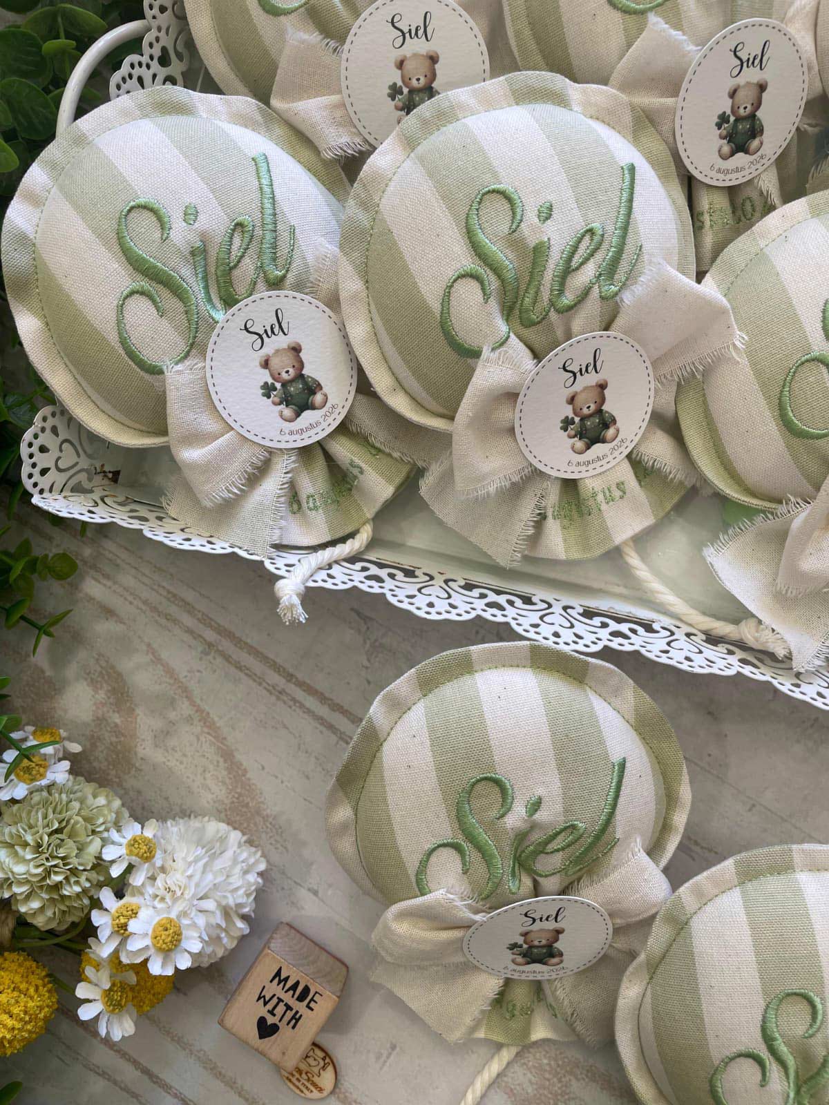 Sacchetto Sartoriale Palloncino Colore a Scelta con Ricamo Nome e Data e Tag Personalizzato, Nastro Sfrangiato - immagine 2