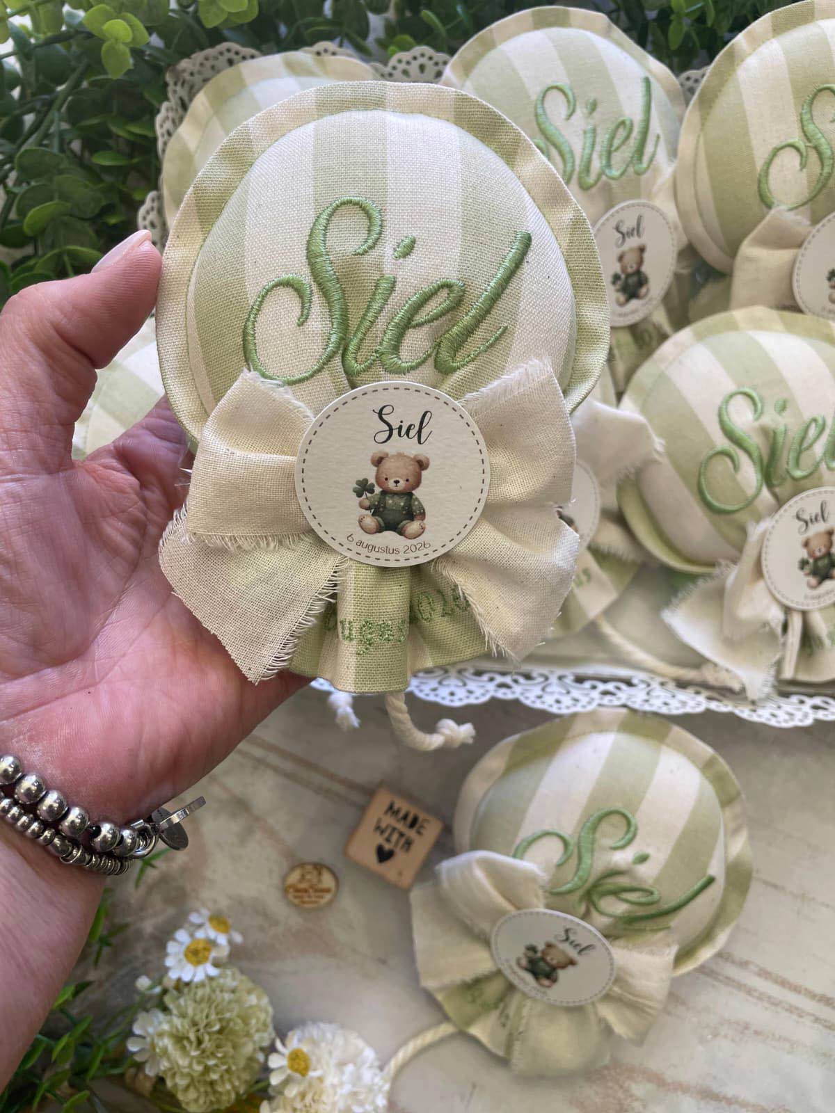 Sacchetto Sartoriale Palloncino Colore a Scelta con Ricamo Nome e Data e Tag Personalizzato, Nastro Sfrangiato - immagine 4