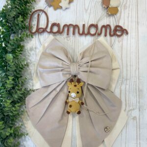 Fiocco Nascita Nocciola e Panna con Nome in Tricotin e Giraffa in Amigurumi