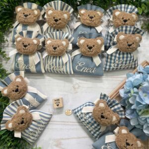 Sacchetto Sartoriale Azzurro Polvere e Panna con Ricamo Nome e Orsetto Calamita in Tessuto