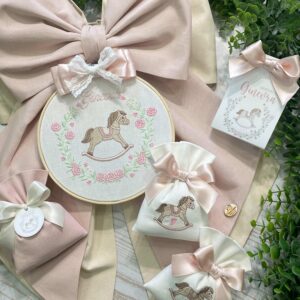 Coordinato Nascita Cavallino a Dondolo Rosa