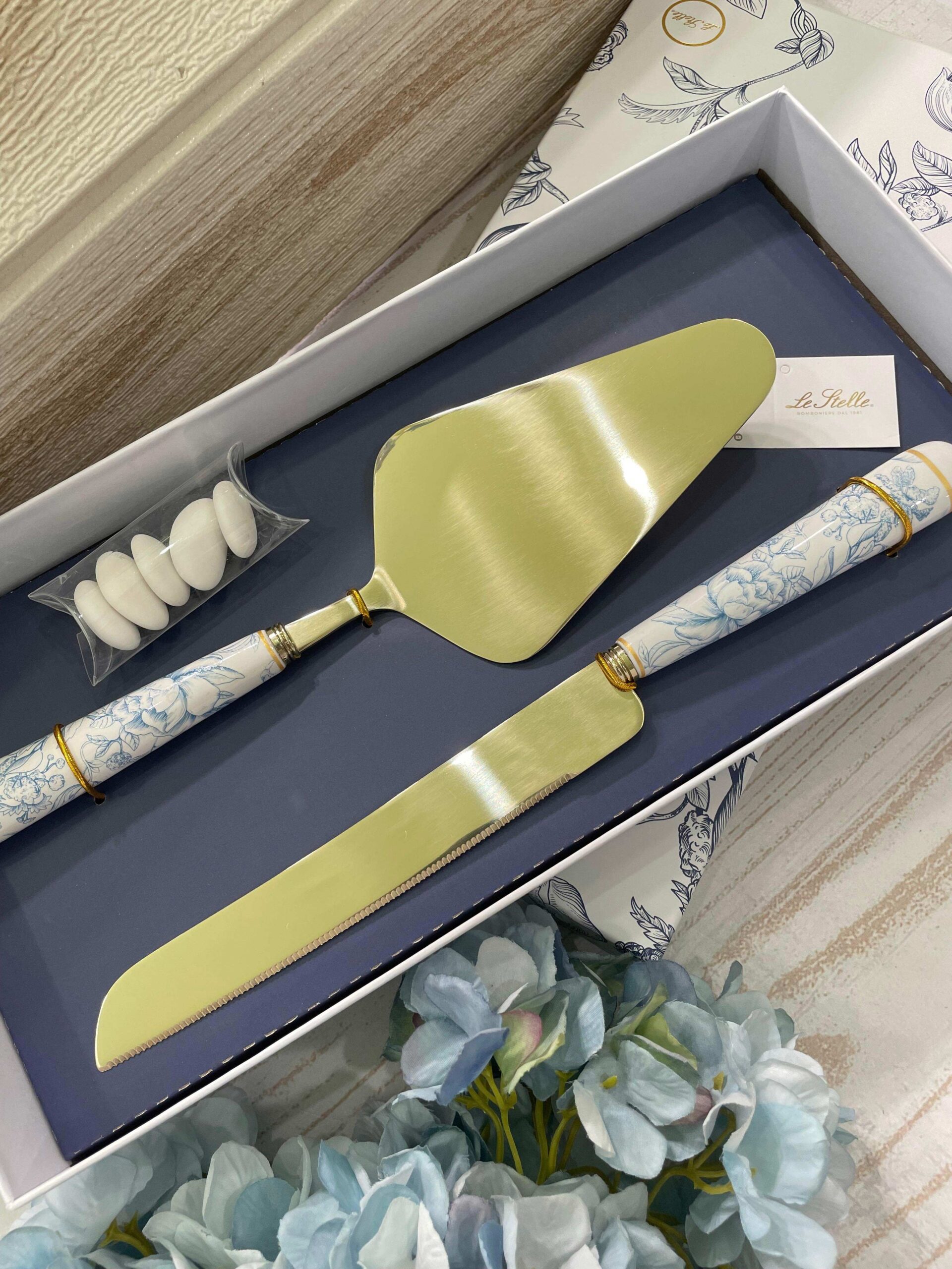 Set Taglia Torta 2 Pezzi con Decoro Celeste – Le Stelle