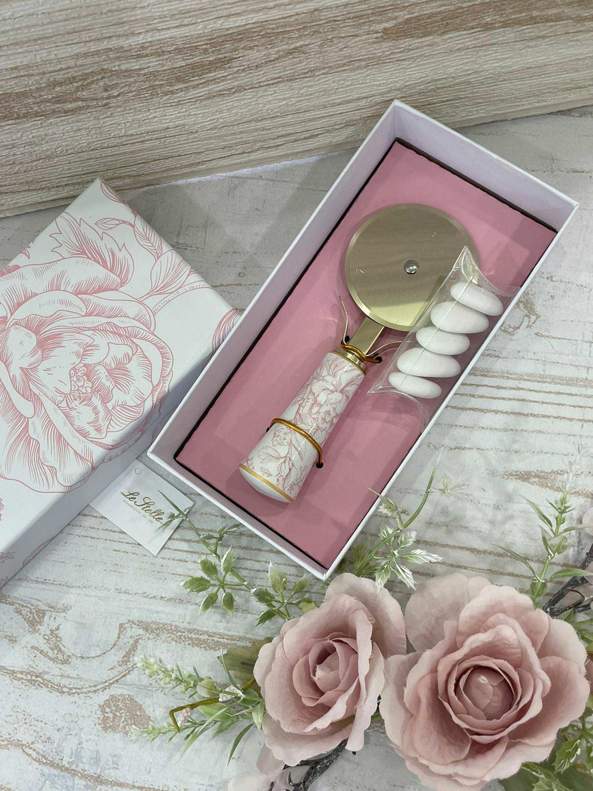 Taglia Pizza con Decoro Rosa – Le Stelle