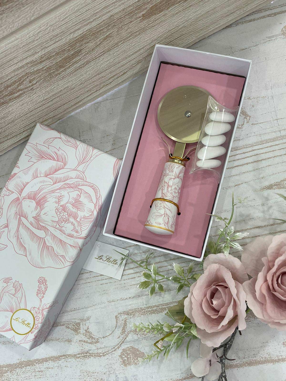 Taglia Pizza con Decoro Rosa – Le Stelle - immagine 3