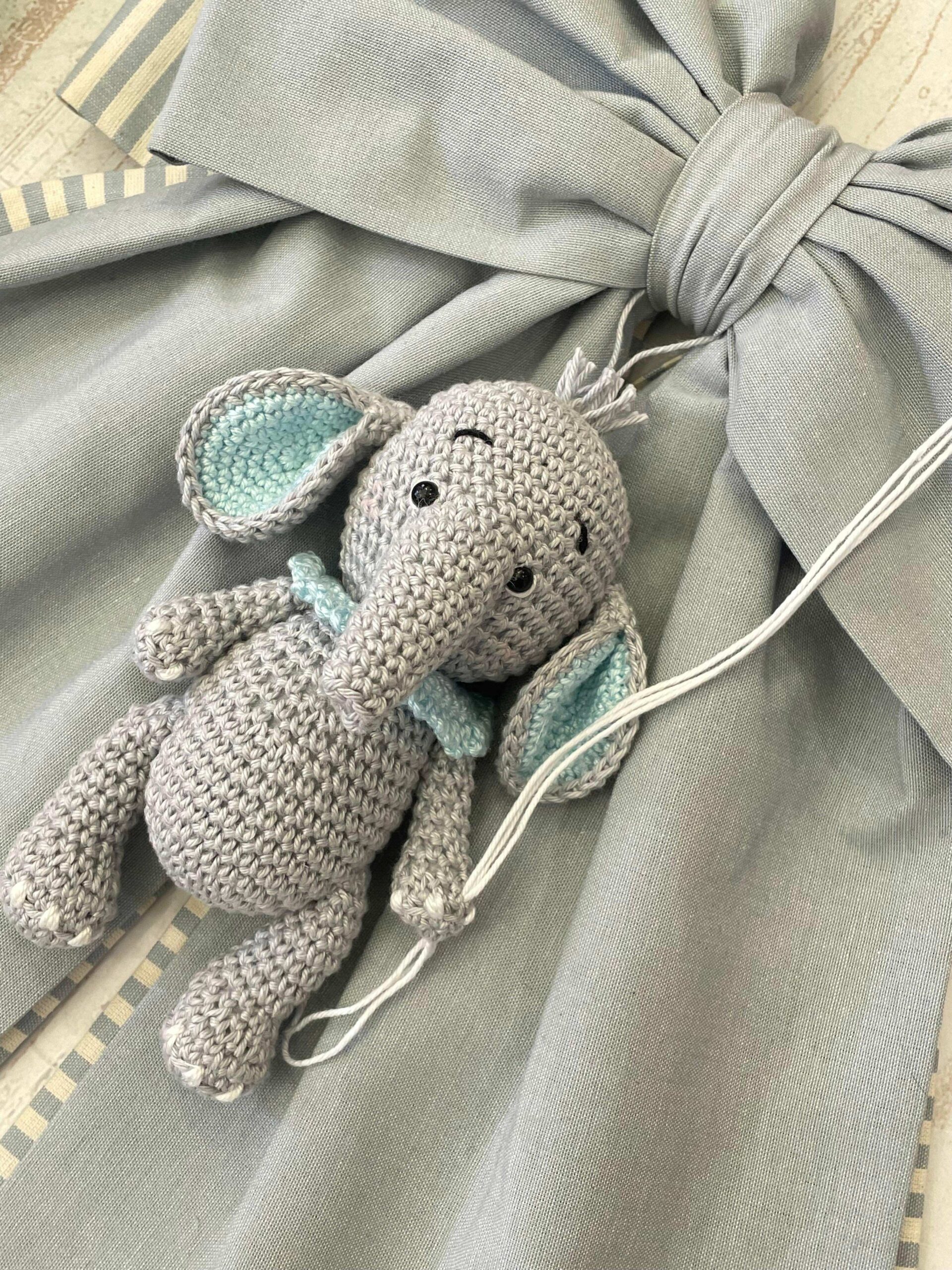 Fiocco Nascita Nuvola con Doppio Fiocco, Nome in Tricotin e Elefante in Amigurumi - immagine 5