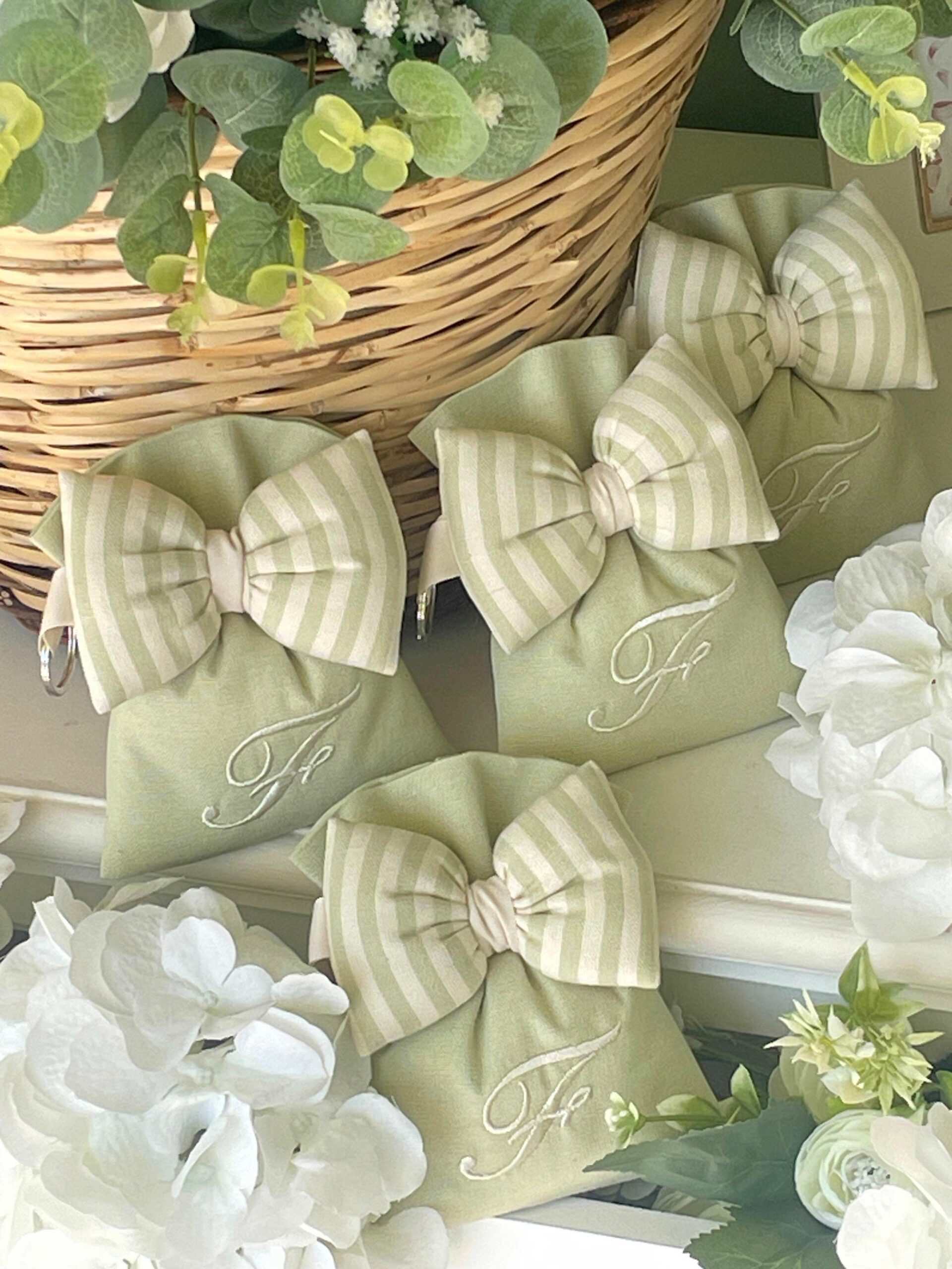 Sacchetto Sartoriale Colore a Scelta Con Ricamo Iniziale e Papillon Portachiavi