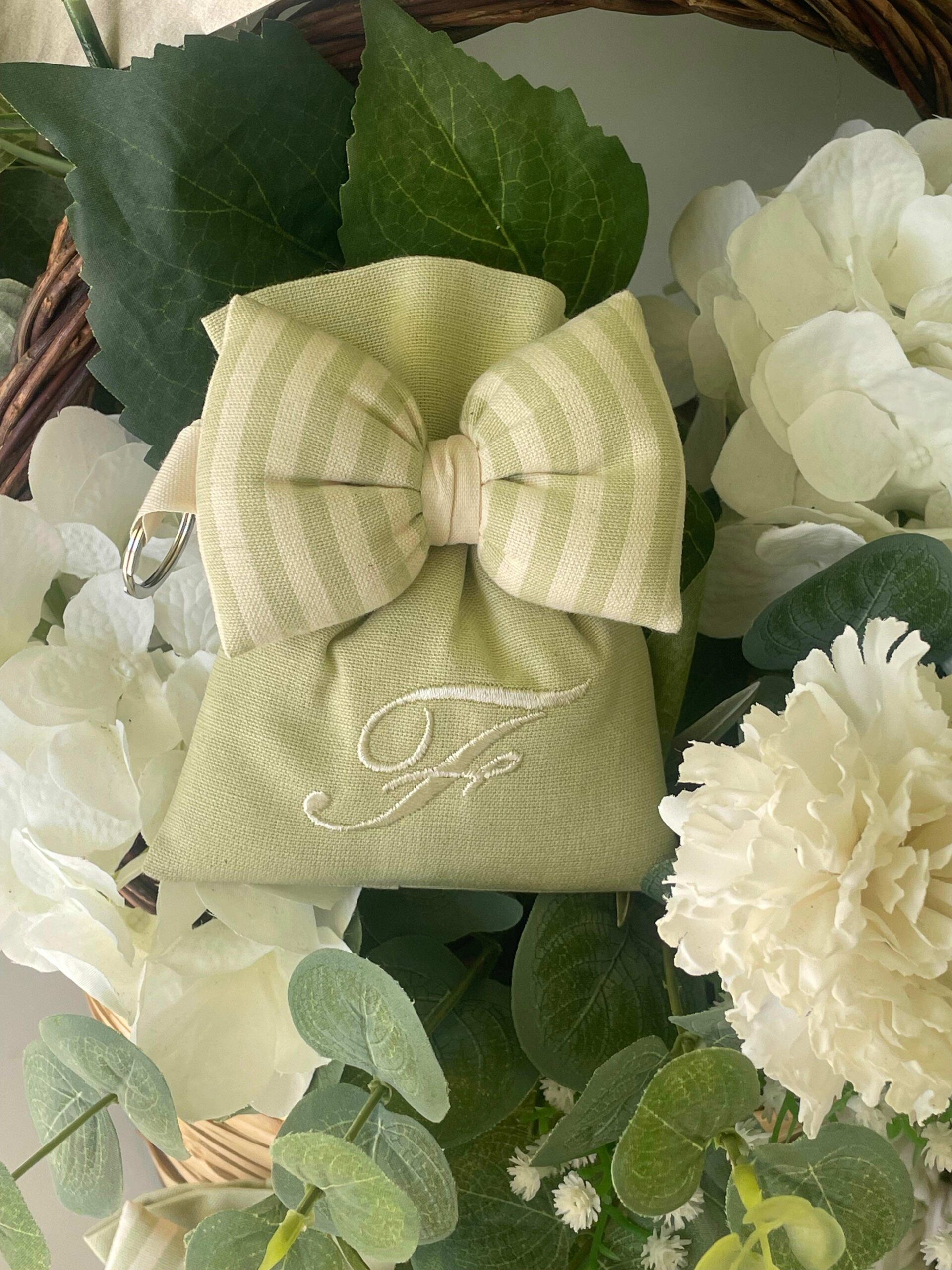 Sacchetto Sartoriale Colore a Scelta Con Ricamo Iniziale e Papillon Portachiavi - immagine 2