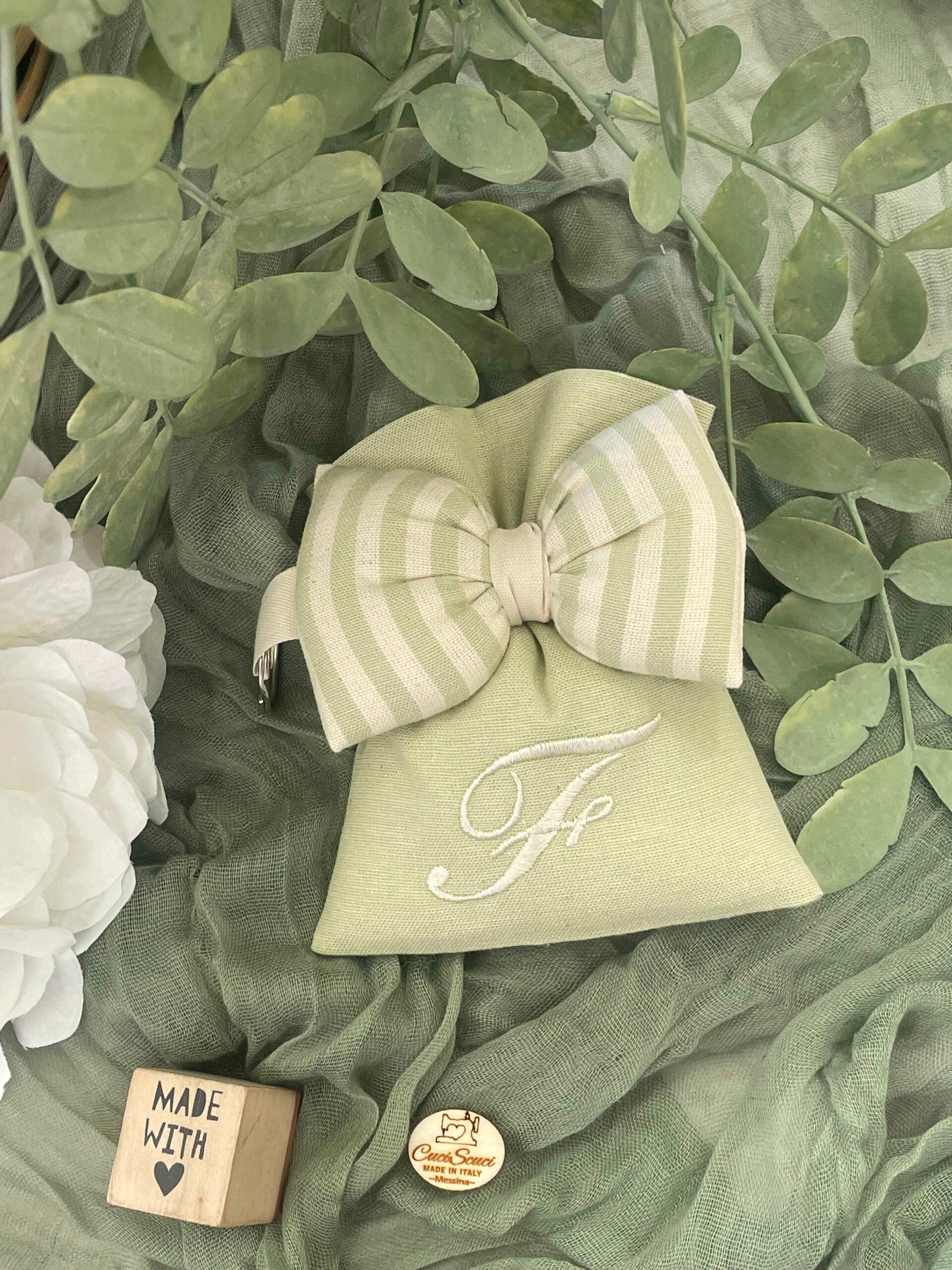 Sacchetto Sartoriale Colore a Scelta Con Ricamo Iniziale e Papillon Portachiavi - immagine 4