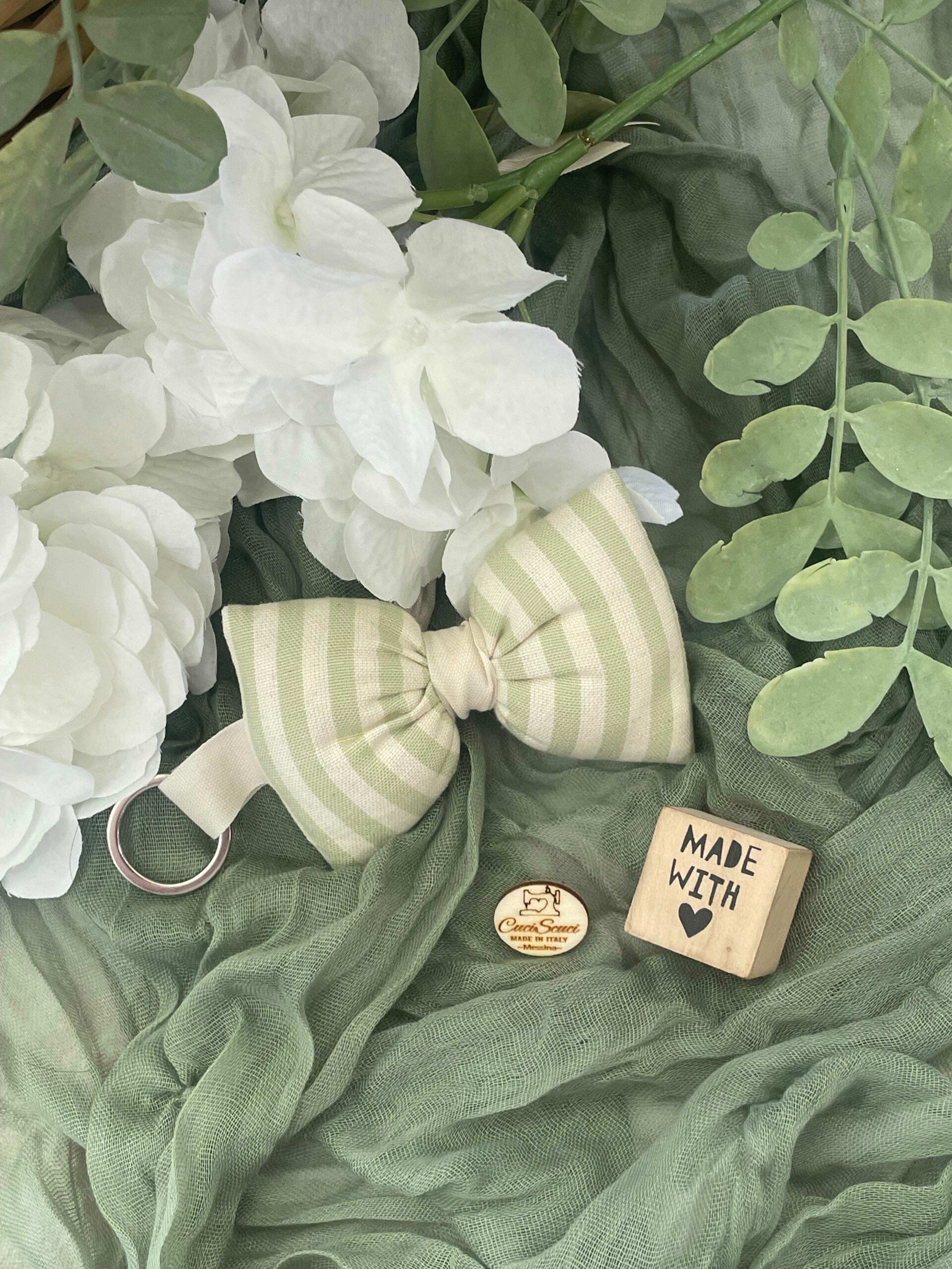 Sacchetto Sartoriale Colore a Scelta Con Ricamo Iniziale e Papillon Portachiavi - immagine 6