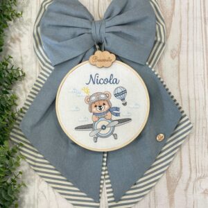 Fiocco Nascita Azzurro Polvere e Panna con Telaio Ricamato