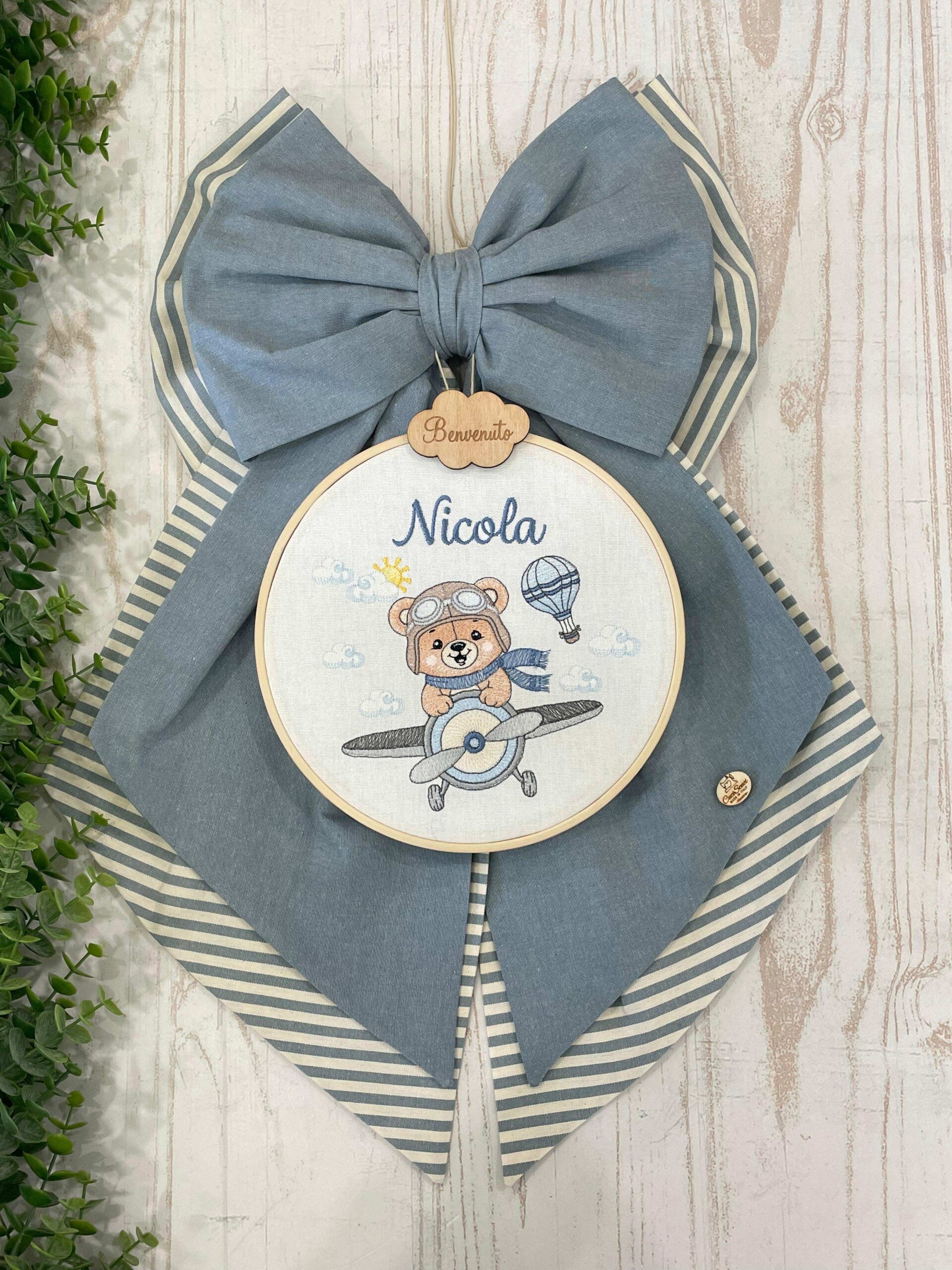 Fiocco Nascita Azzurro Polvere e Panna con Telaio Ricamato