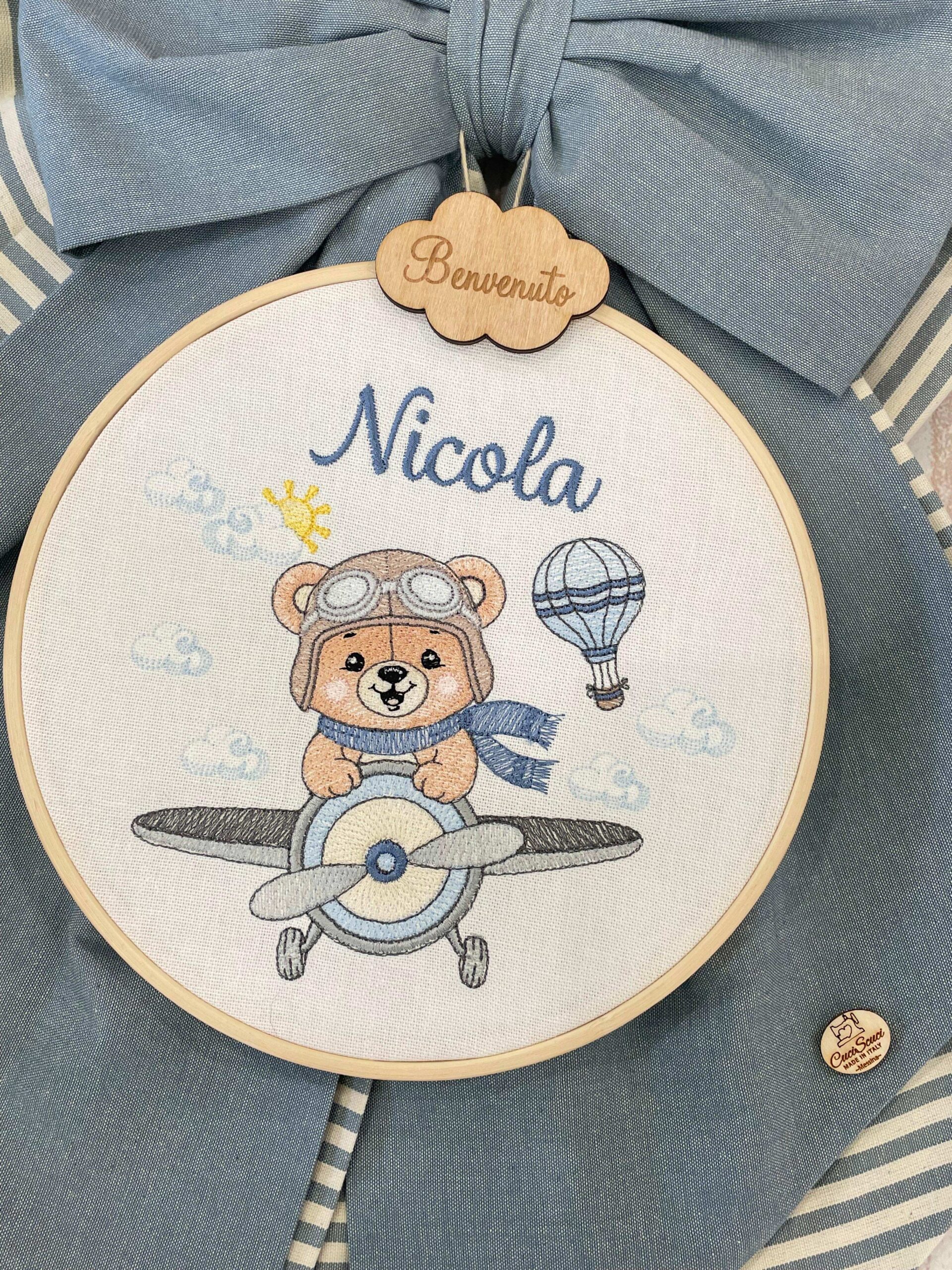 Fiocco Nascita Azzurro Polvere e Panna con Telaio Ricamato - immagine 2