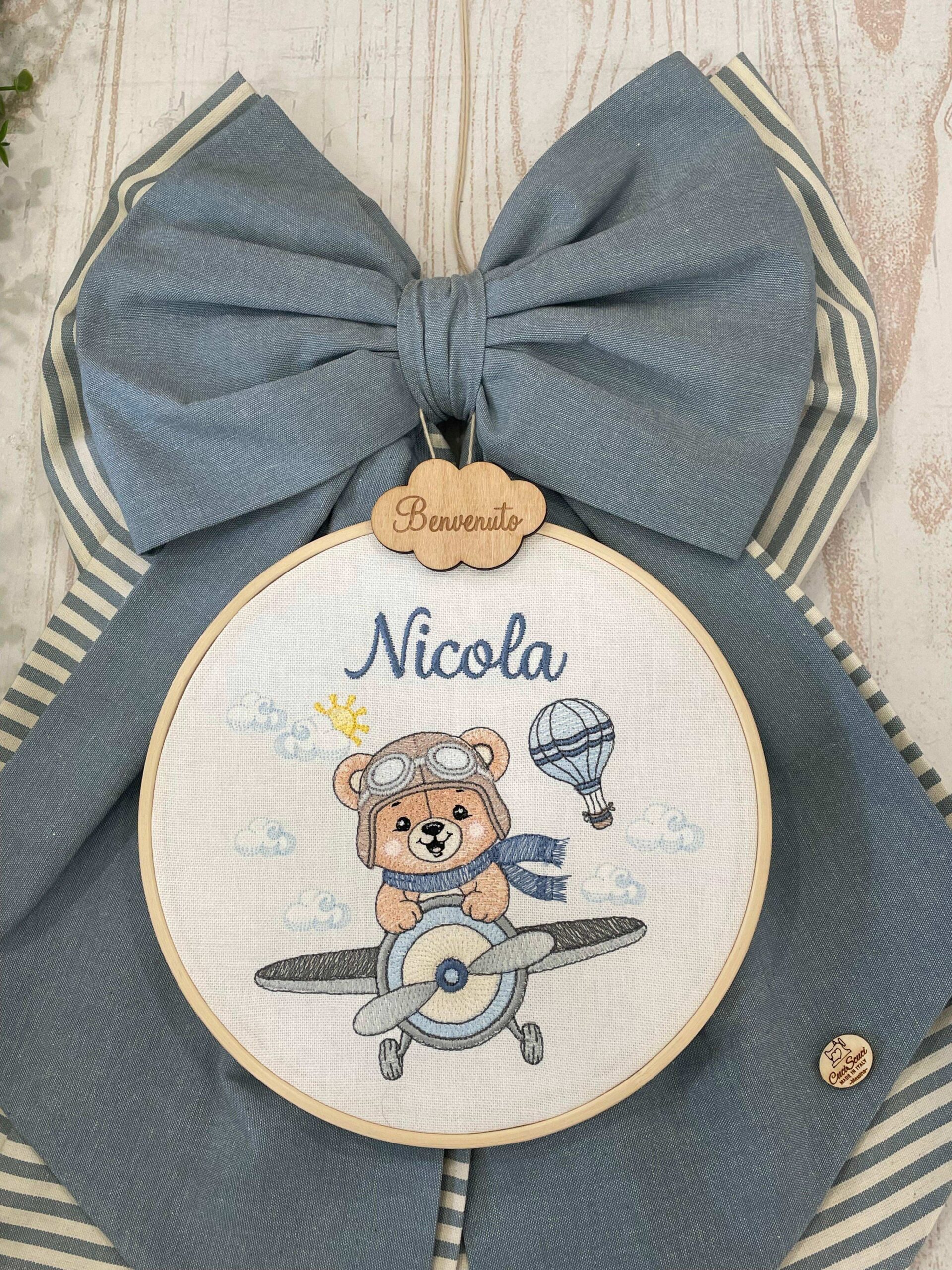 Fiocco Nascita Azzurro Polvere e Panna con Telaio Ricamato - immagine 3