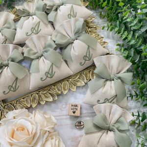 Sacchetto Sartoriale Colore Naturale con Ricamo Iniziale Verde Salvia e Nastro in Crepe di Seta