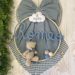 Fiocco Nascita Azzurro Polvere con Telaio, Nome in Tricotin e Orsetto Amigurumi