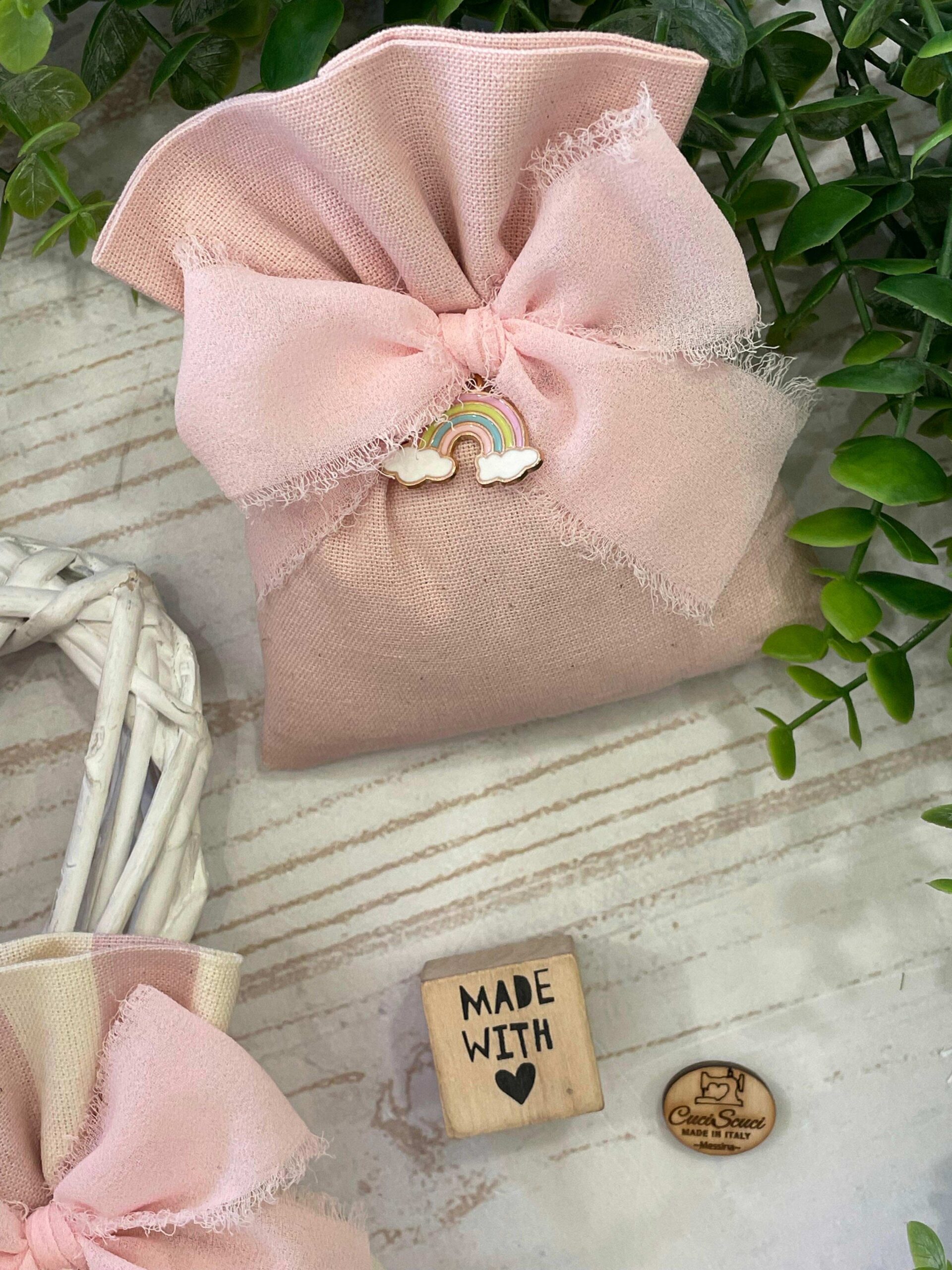 Sacchetto Sartoriale Rosa Cipria e Panna con Ciondolo Arcobaleno - immagine 5