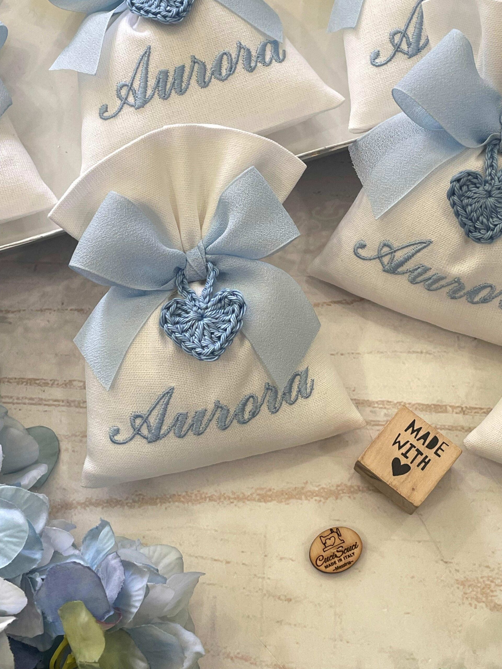 Sacchetto Sartoriale Tinto Filo Bianco con Ricamo Celeste e Cuore in Crochet - immagine 2